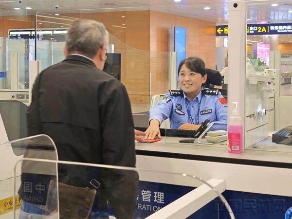 移民管理警察为外籍旅客办理入境边检手续-汤云崝摄11