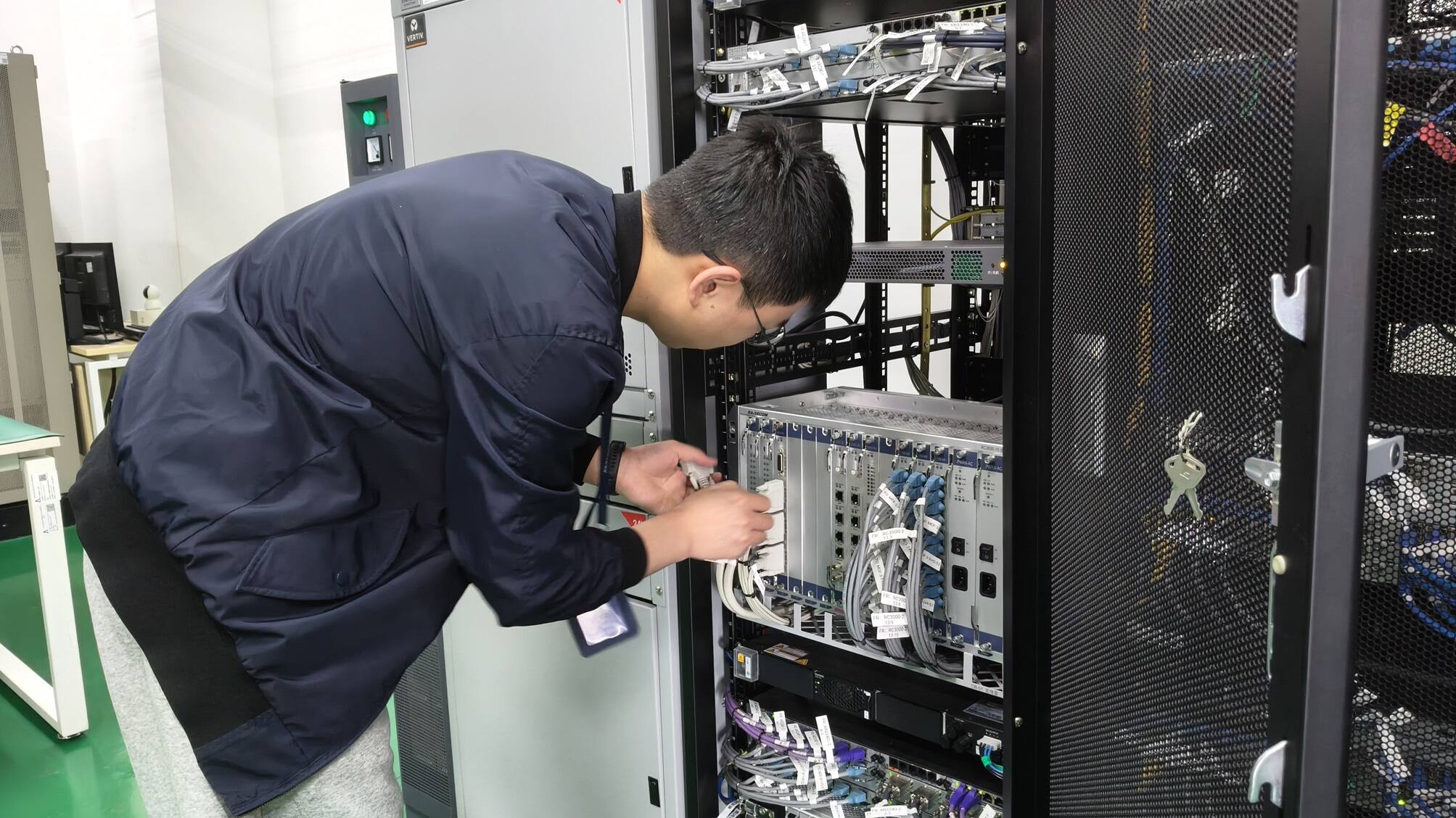 西南空管局网络中心终端网络设备室完成龙泉山雷达站瑞斯康达设备拆除及台站维护工作