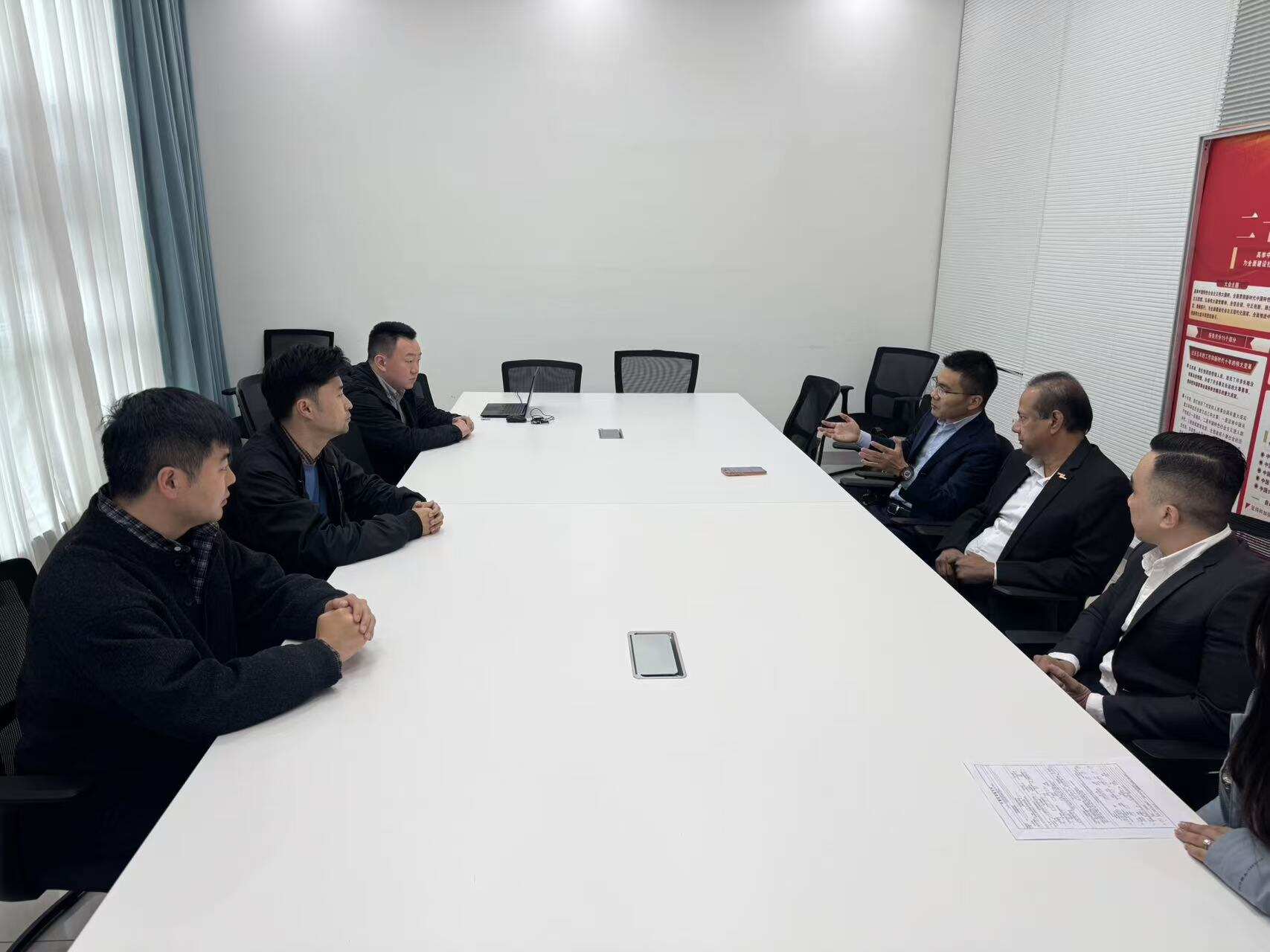 越捷航空到访西南空管局天府飞服室 共绘航空安全合作新蓝图