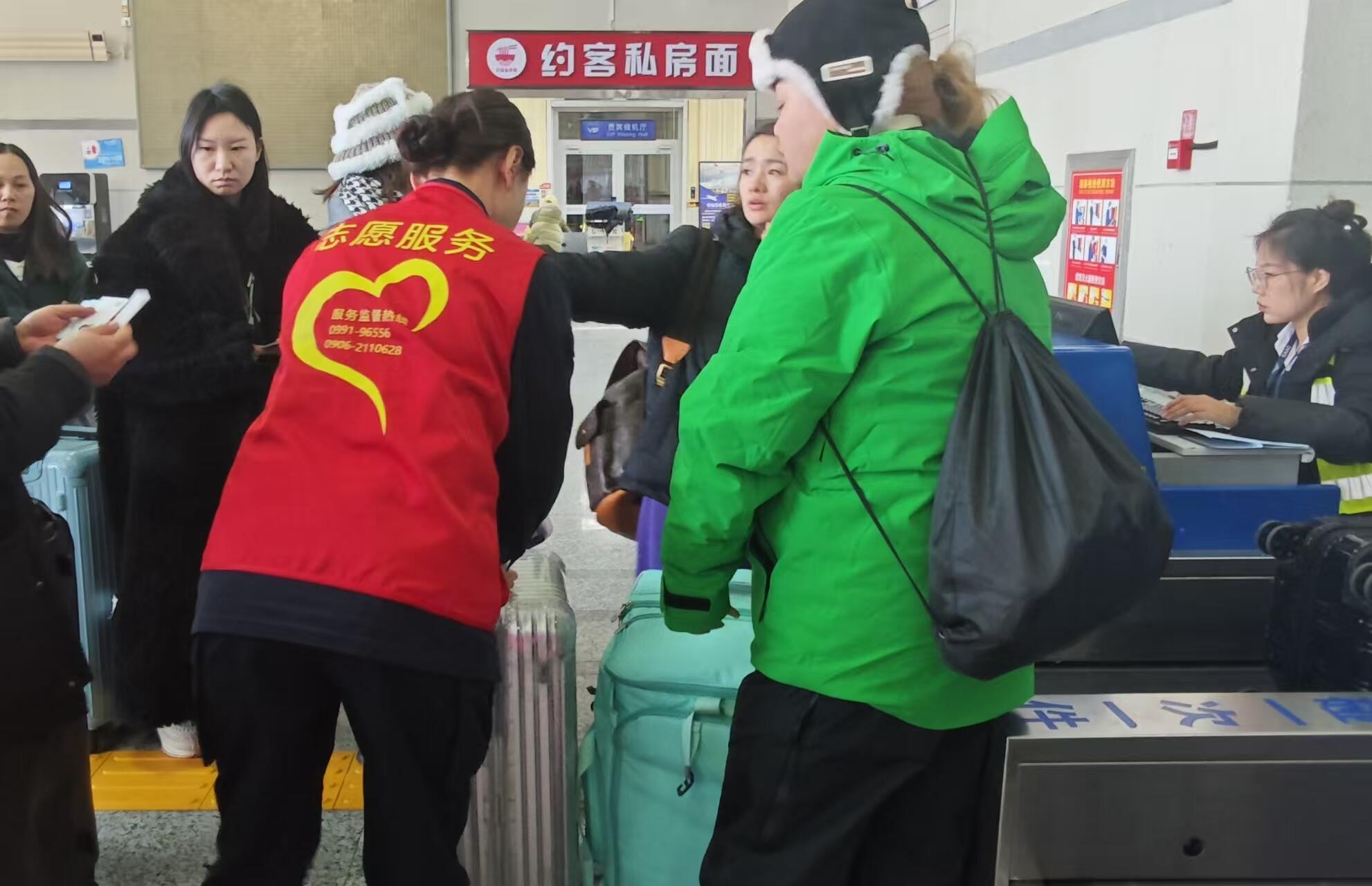 春运大幕启，机场“志愿红”暖心护航归家路