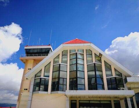 冰雪消融护空域 清捡白污守平安