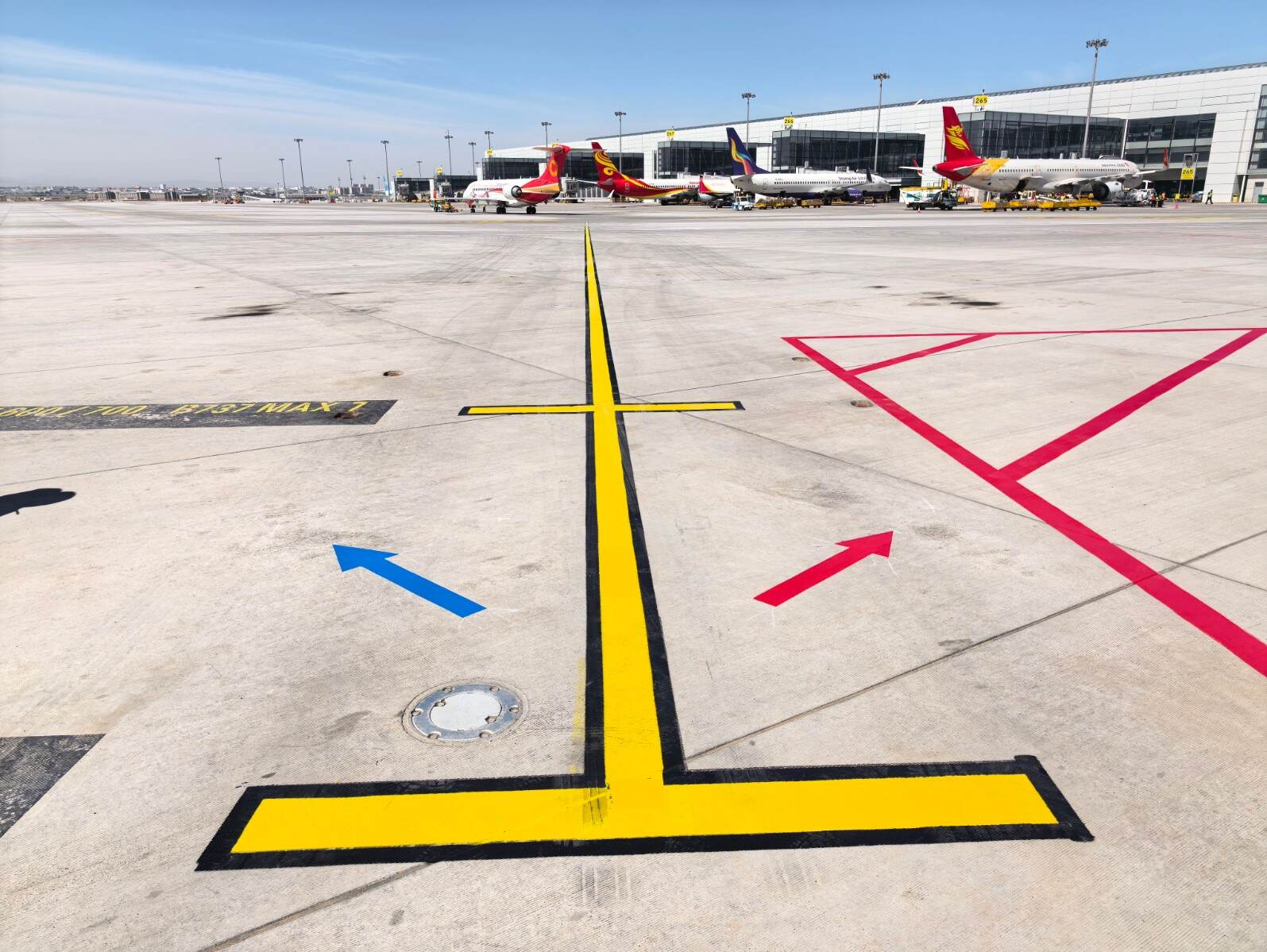 乌鲁木齐天山国际机场创新应用“红蓝推”地面标识系统 助力运行效率与安全双提升