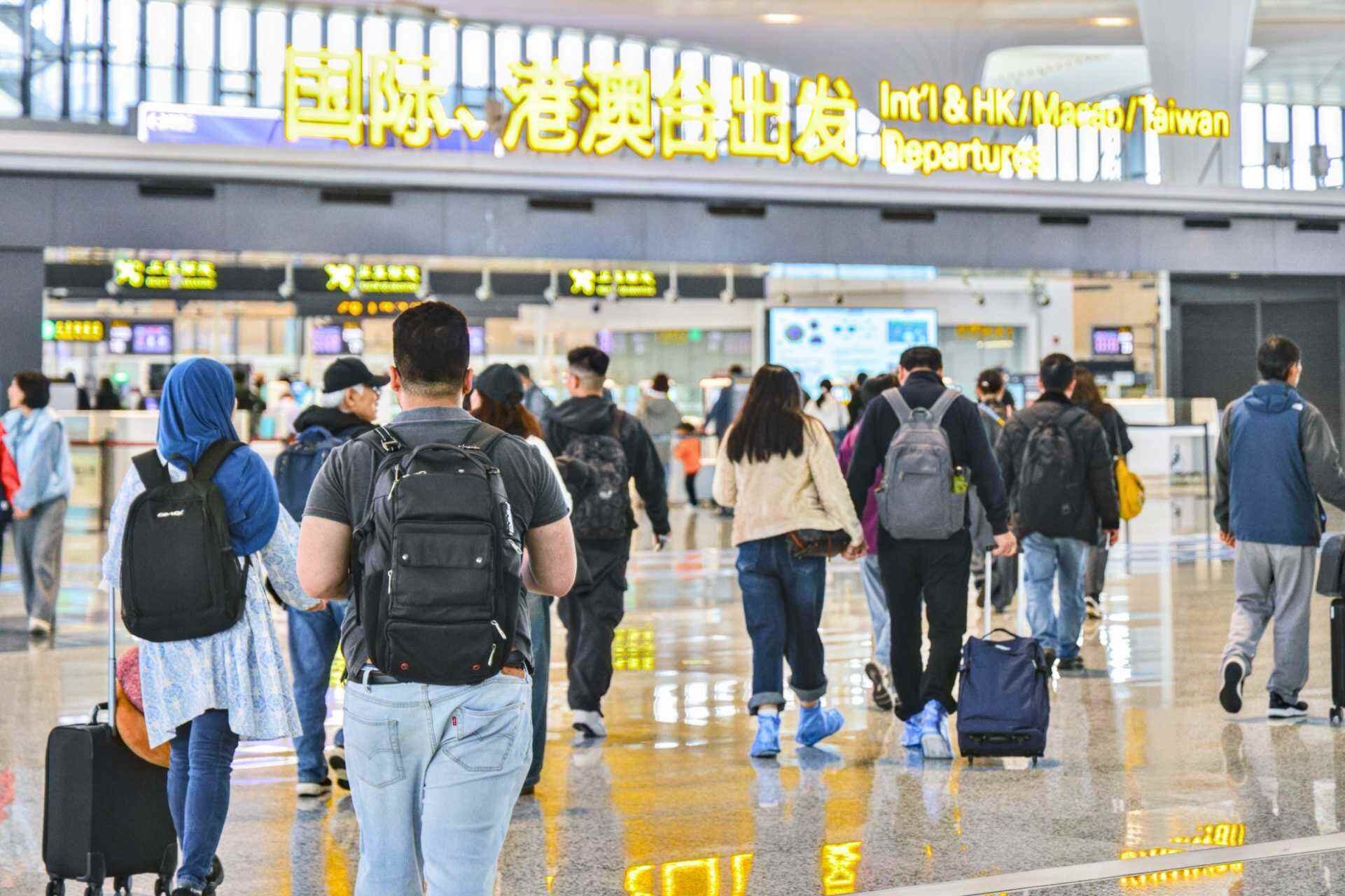 8天超长假期将至 杭州机场推出多项服务举措保障客流高峰