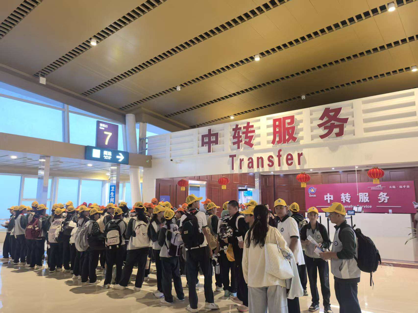 航天日启程 新疆机场集团库尔勒梨城机场组织165名学子赴渝航空研学