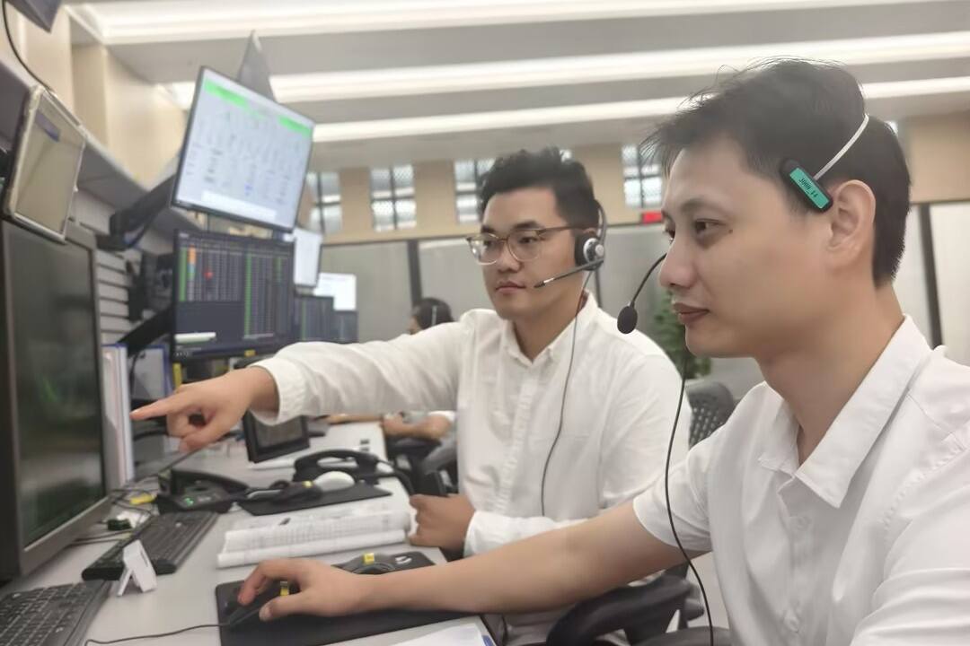 三亚空管站进近管制室全力迎战今年首次强对流天气