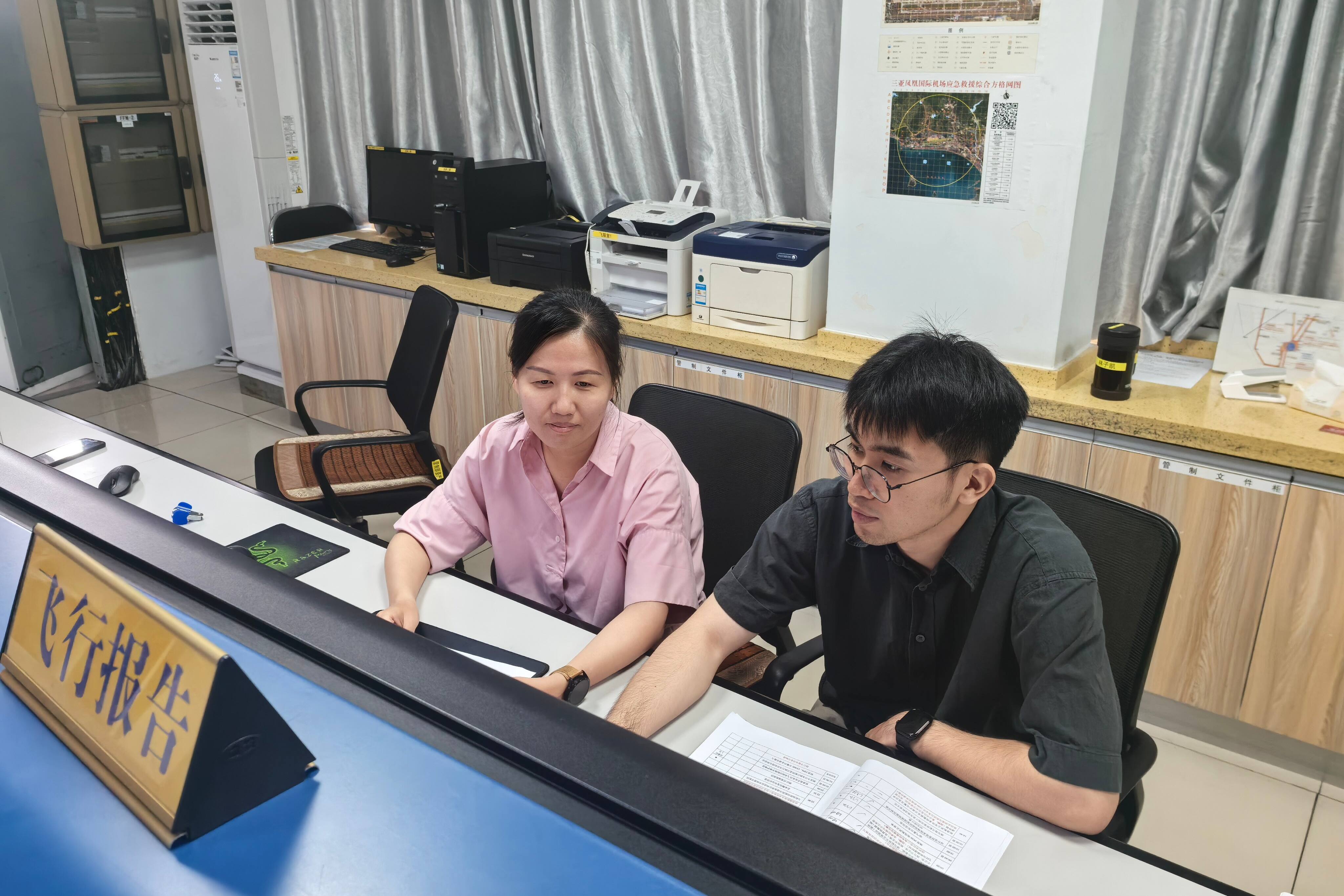 三亚空管站飞行服务室开展雷雨季节复训