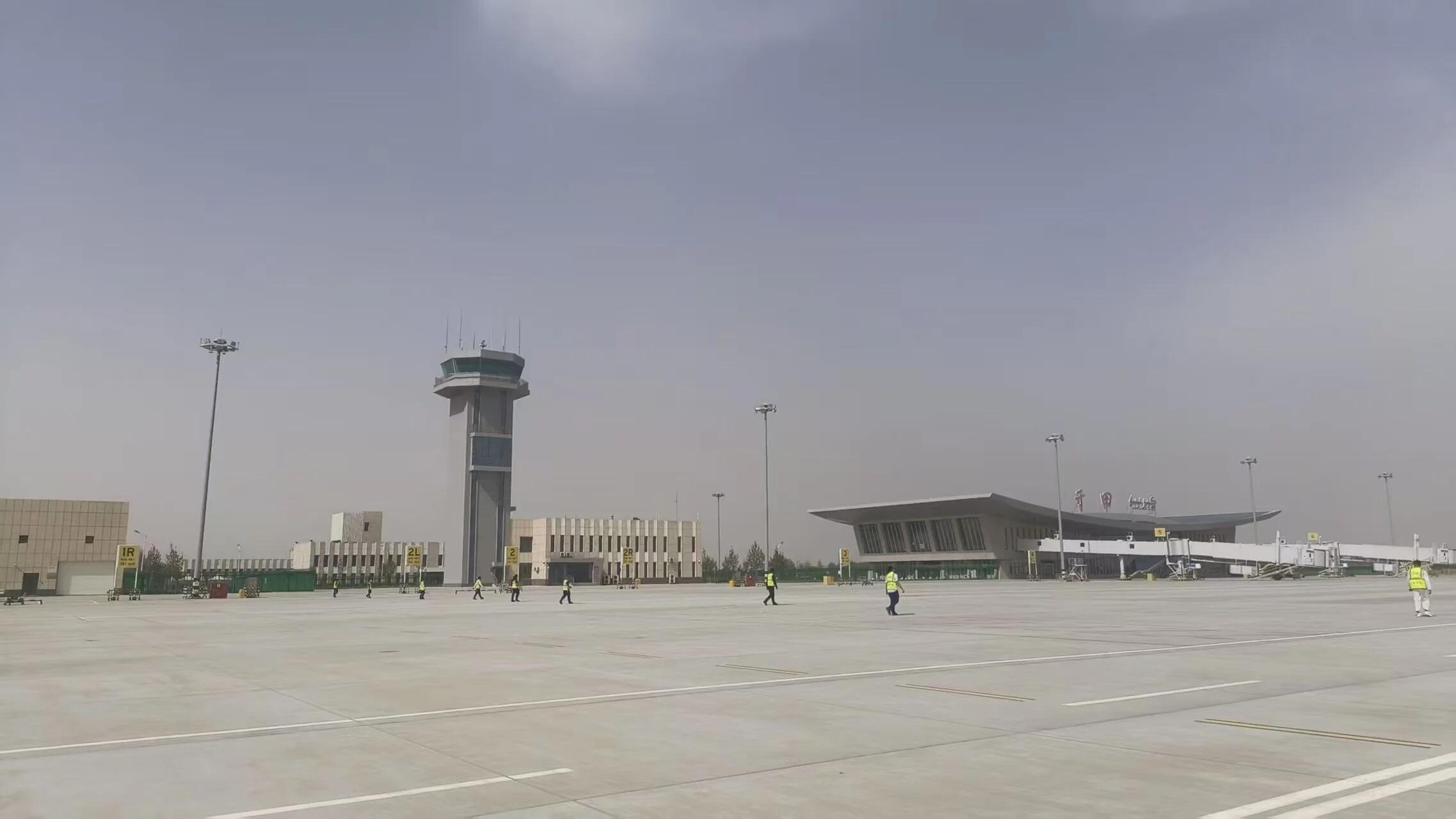 【机坪巡检 守护平安】新疆机场集团于田万方机场多部门共同开展机坪巡视检查 织密安全运行防护网