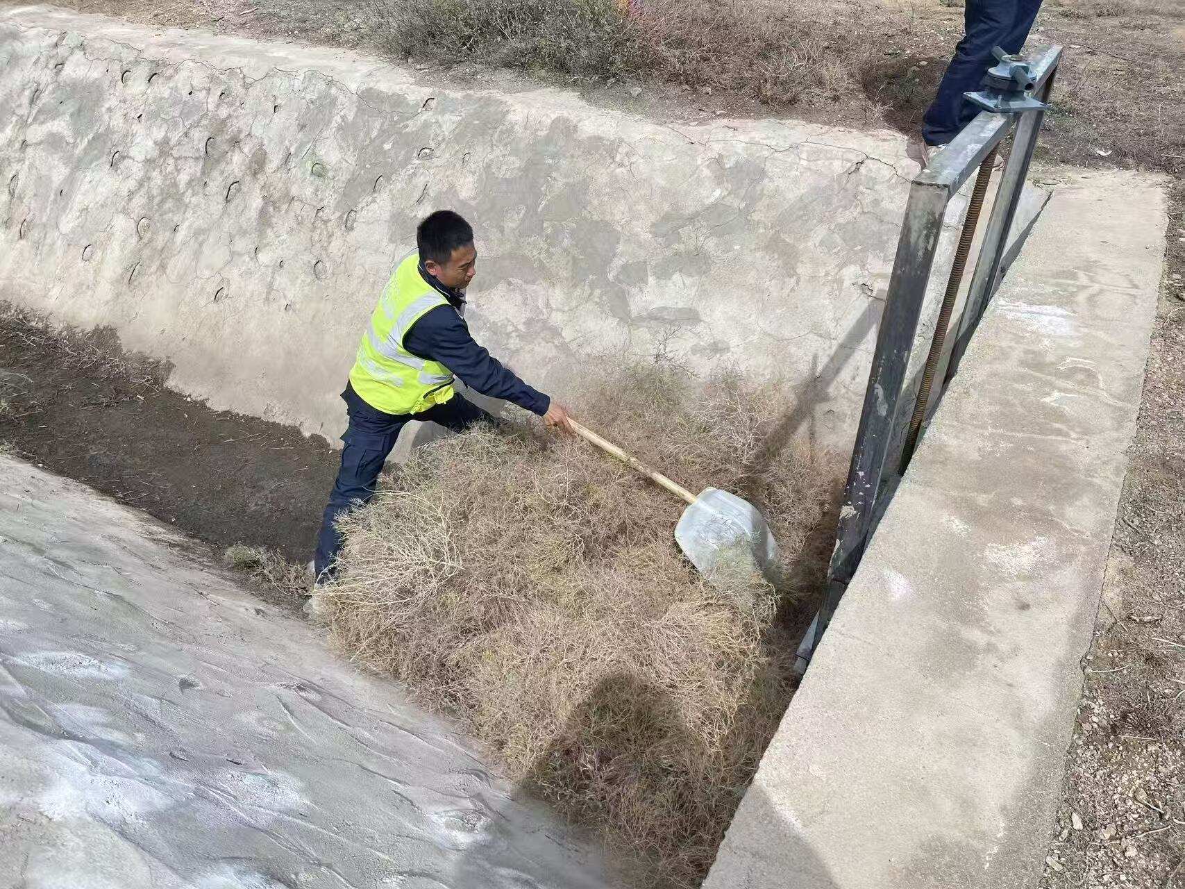 富蕴可可托海机场高标准开展防洪渠清淤整治 筑牢汛期安全防线