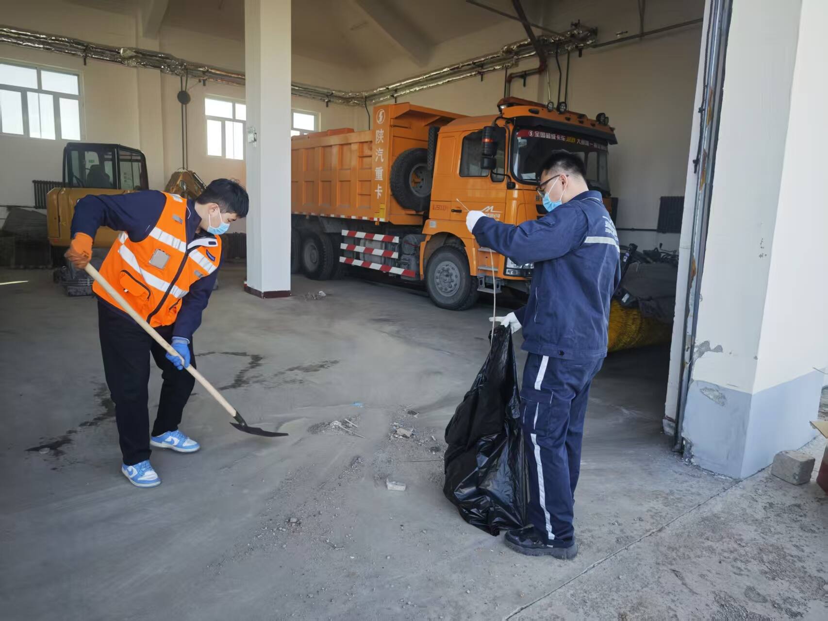 富蕴可可托海机场开展行政车库环境整治专项行动