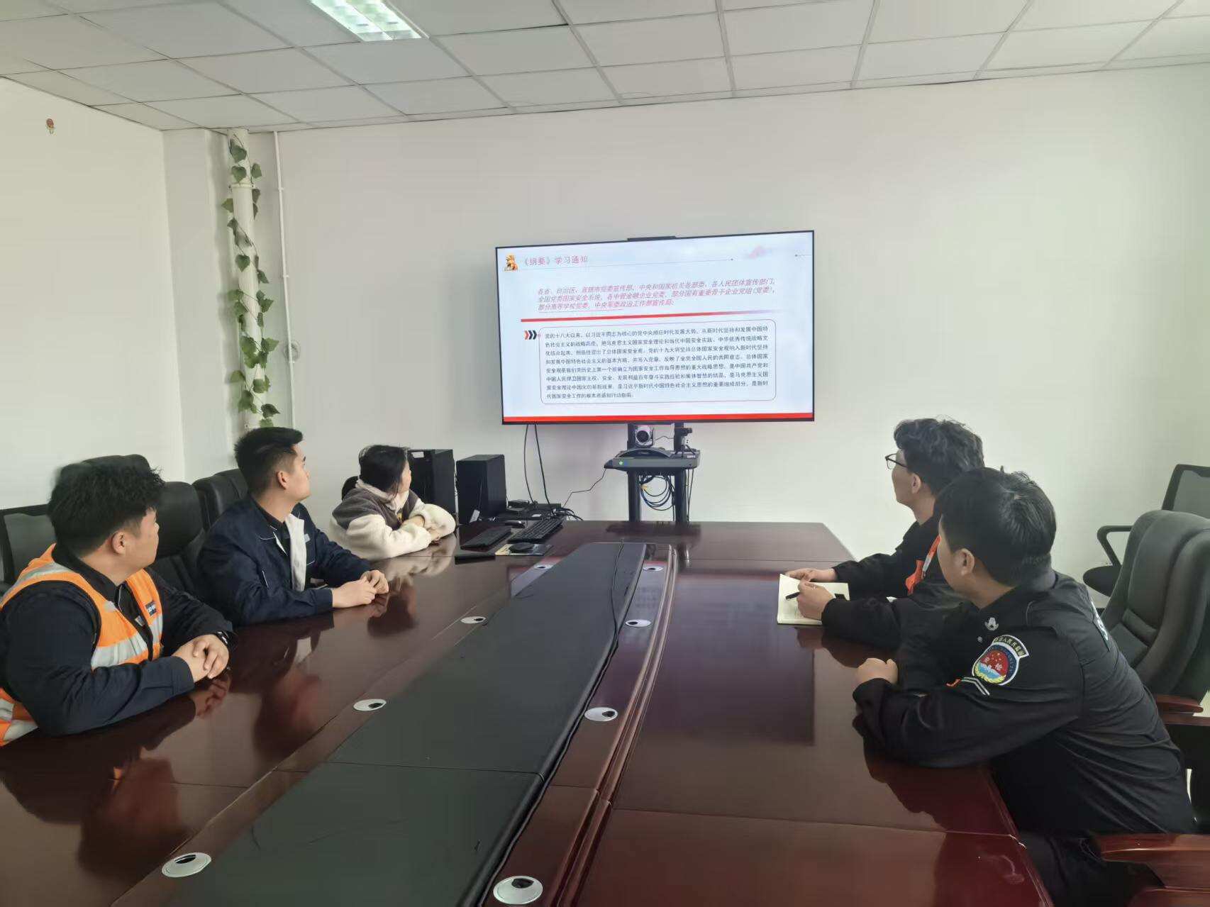 富蕴机场组织开展《总体国家安全观学习纲要》专题学习