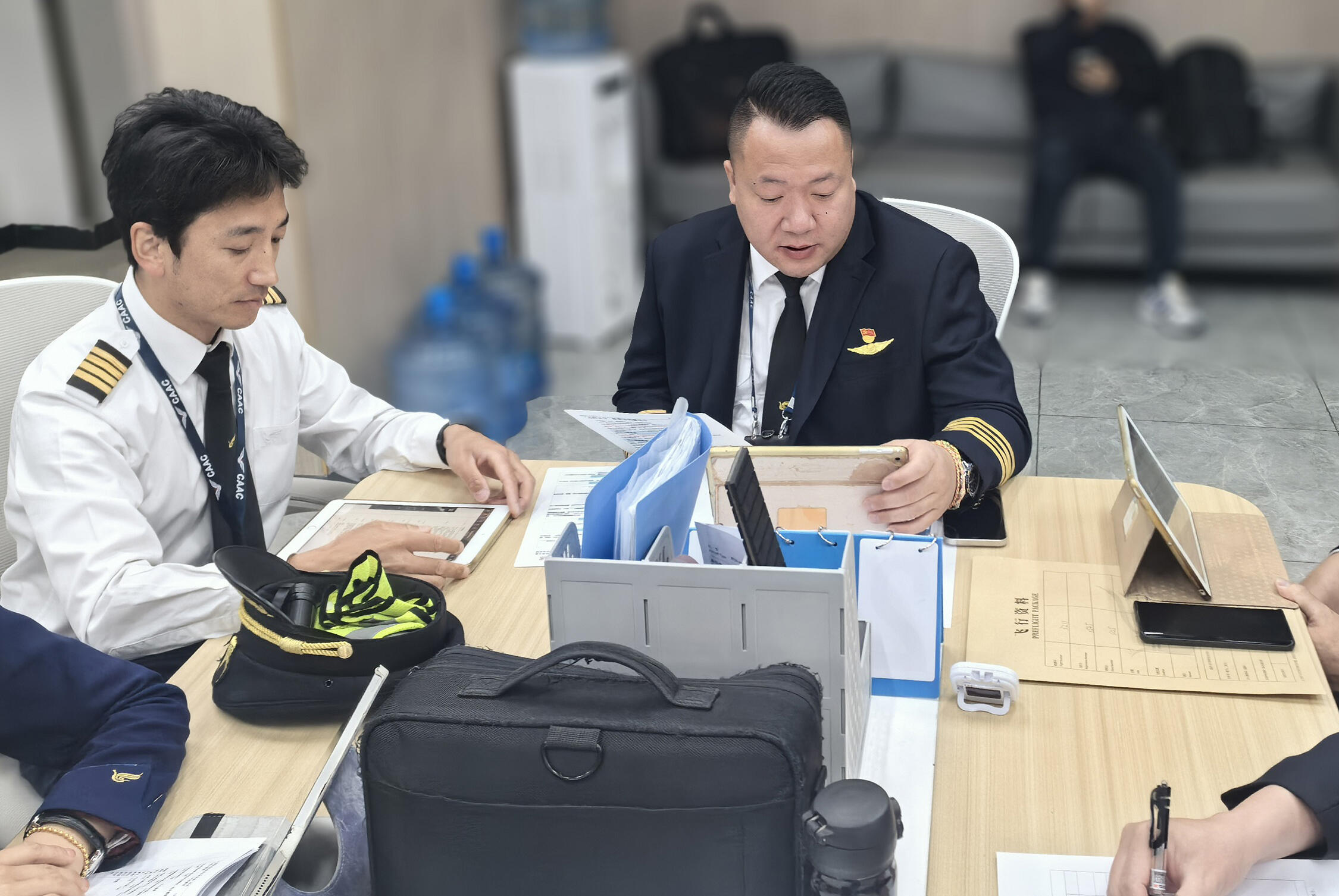 从阿佤山到万米云端——昆明航空佤族新机长姜杉逐梦蓝天