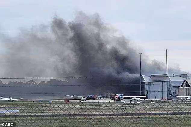 澳大利亚一小飞机在机库坠毁 已致2死11伤