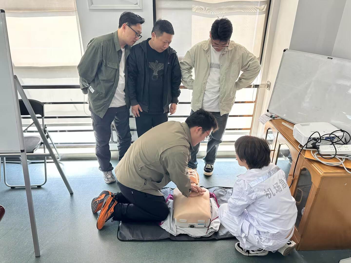 西南空管局维修中心携手双流机场医救中心开展急救知识专题讲座