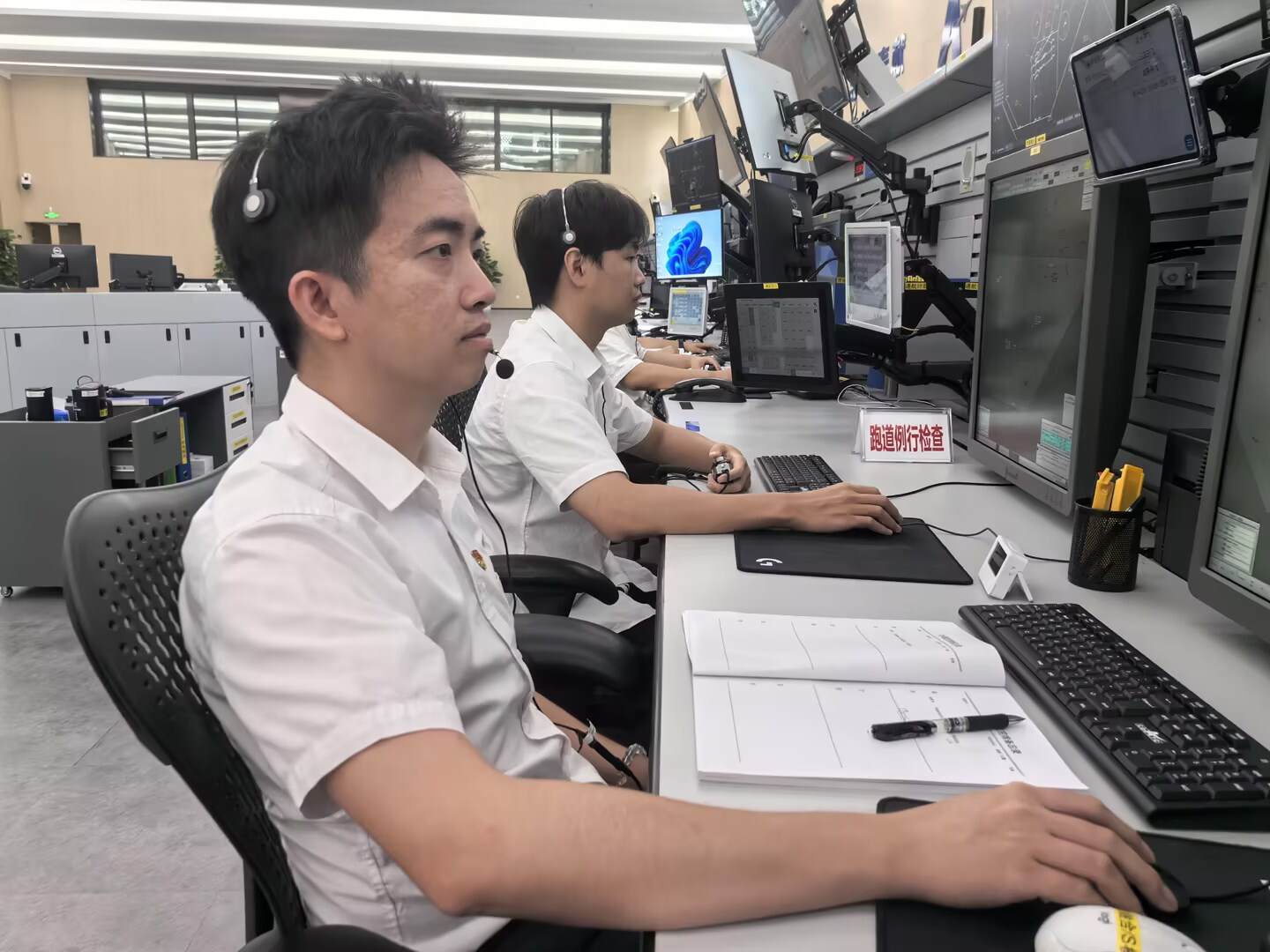 三亚空管站进近管制高效护航，成功处置两起机上病人的紧急情况