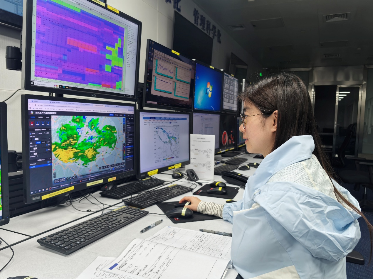 西南空管局气象中心天府气象台预报探测室成功保障2026年天府机场初雷过程