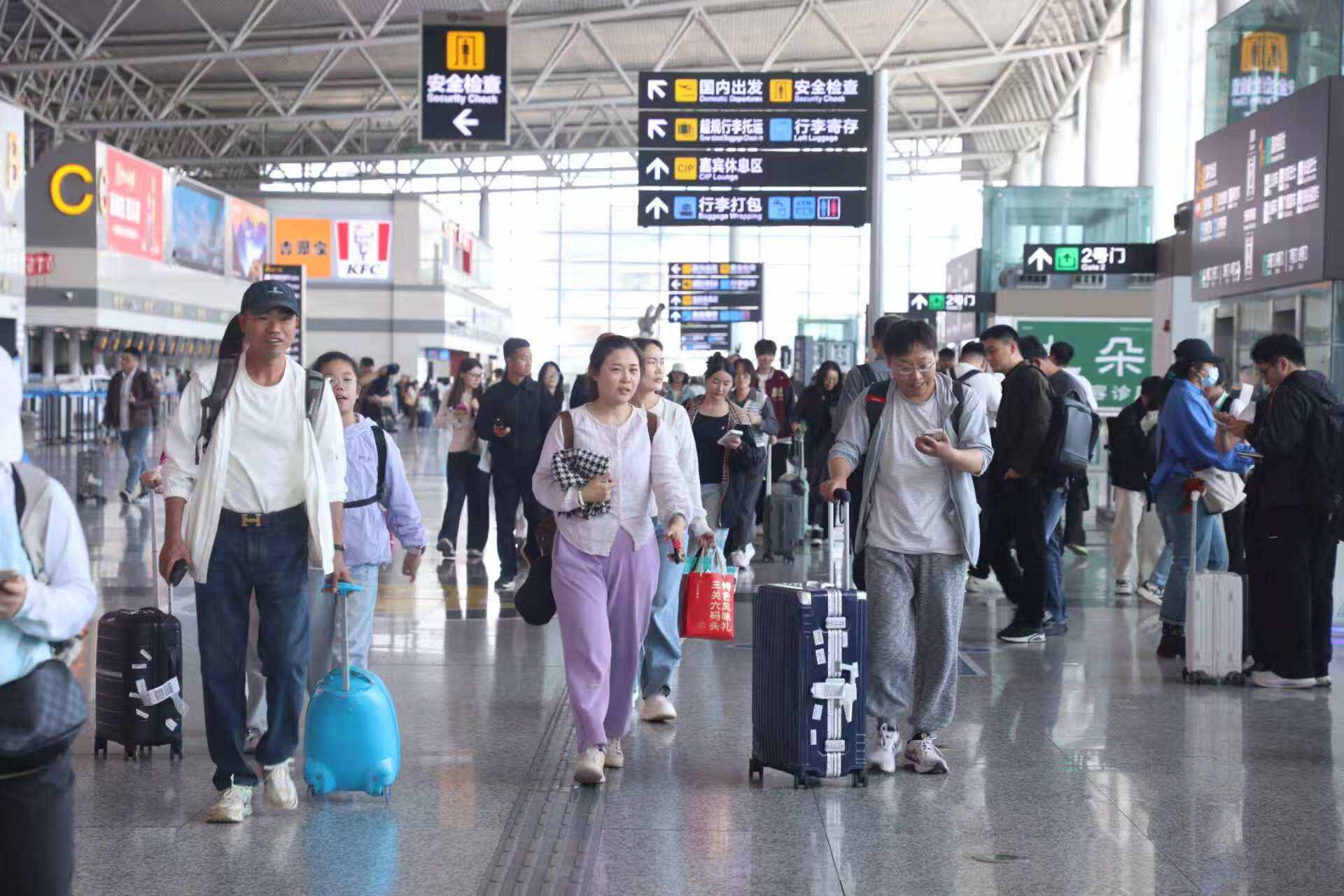 单日客运航班首次突破300架次再创新高 石家庄机场“五一”前夕迎客流高峰