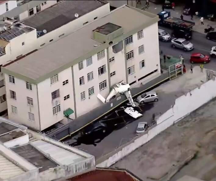 一飞机撞上居民楼致2人死亡