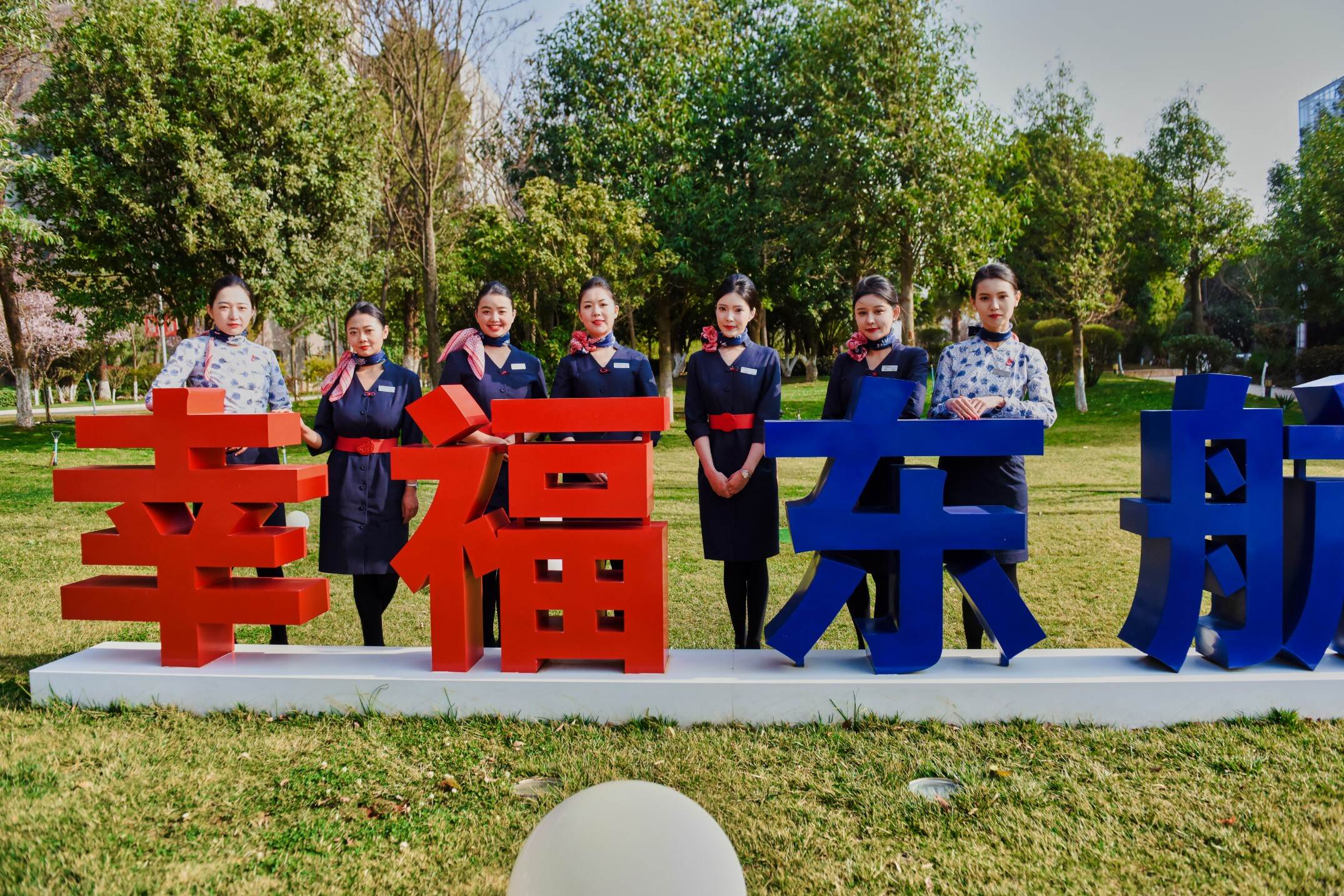 蓝天上的“金孔雀” 诠释最美青春——记“全国工人先锋号”东航“金孔雀”女子班组