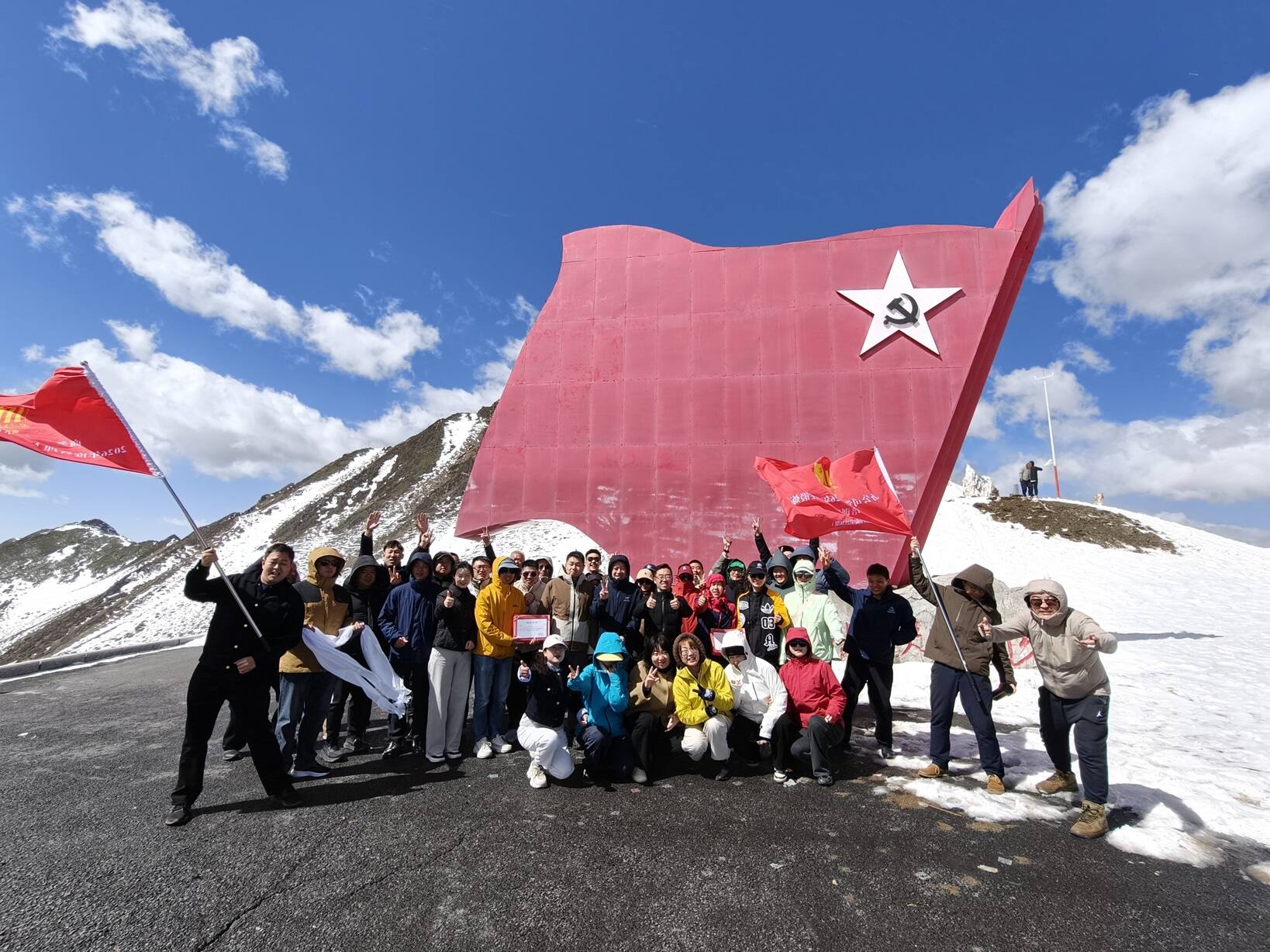 西南空管局商务公司党委与中电建五兴物业管理人员综合能力提升专题培训班在夹金山举办