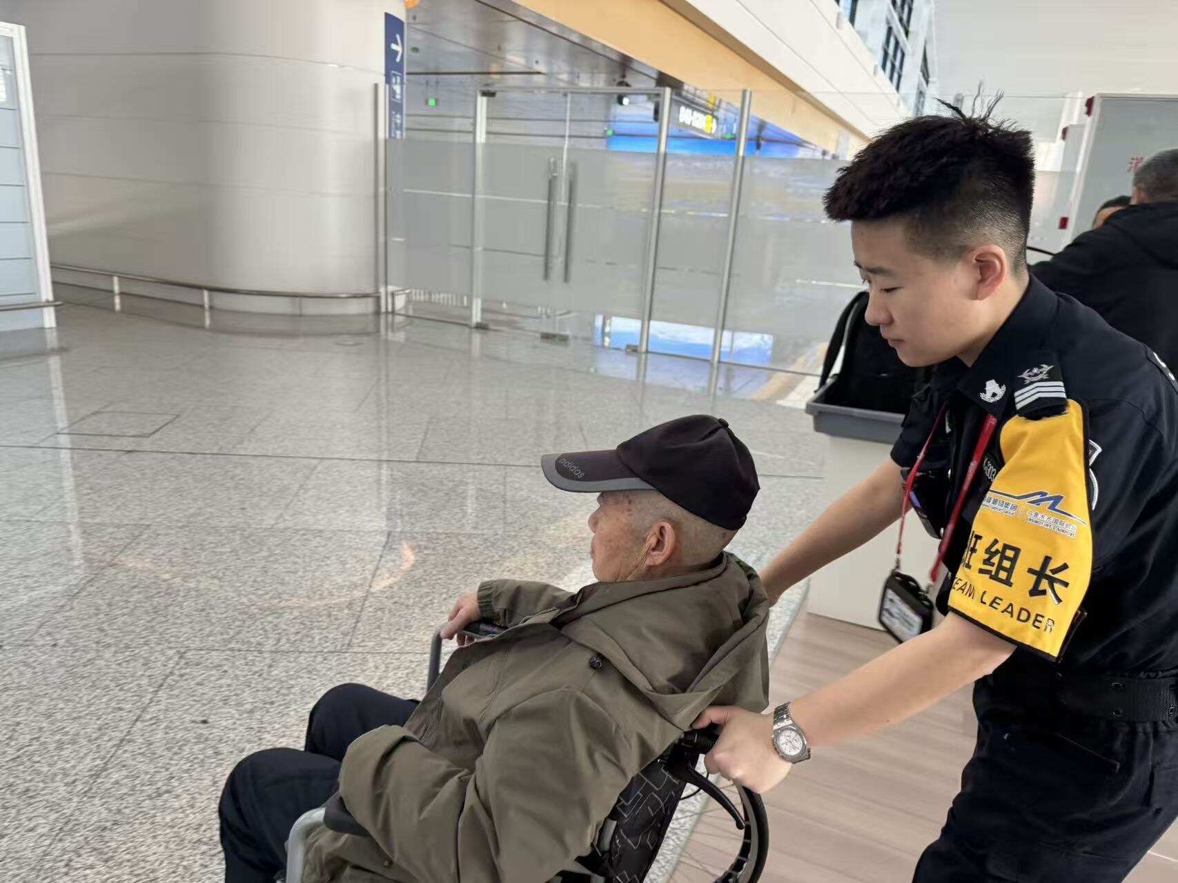 暖心安检伴出行 助残服务显温情