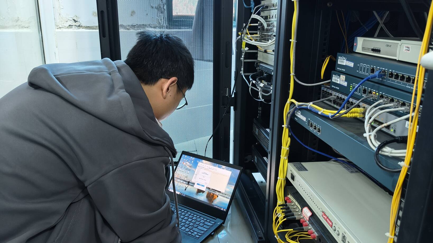 西南空管局网络中心终端网络设备室完成广汉甚高频台及广汉飞行学院设备巡检维护