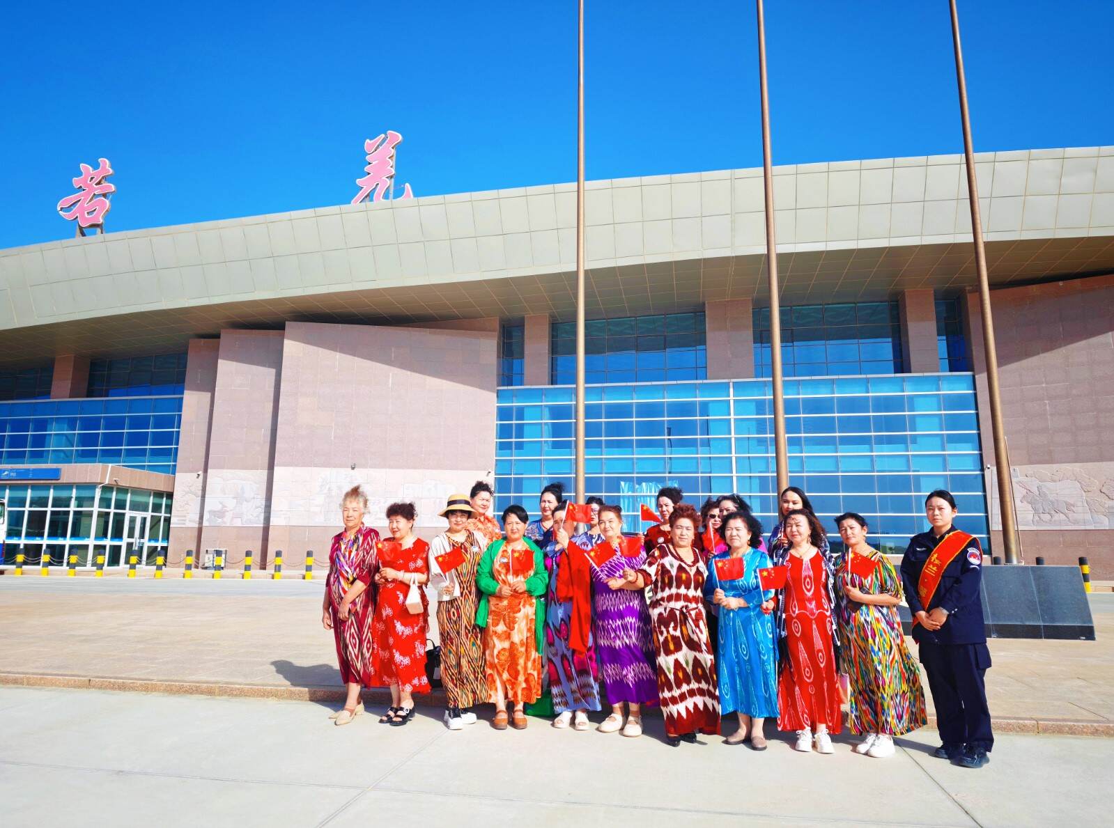 花香伴旅途 微笑暖人心——新疆机场集团若羌楼兰机场温情服务点亮旅客出行路