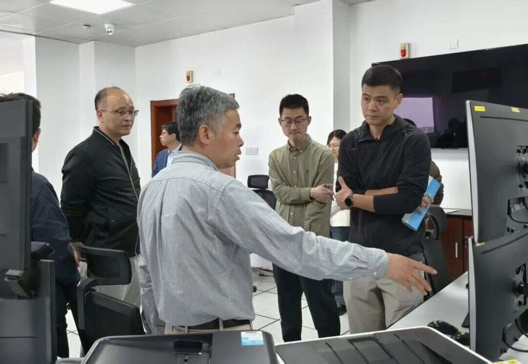 解放军某部队赴宁波空管站气象台开展交流研讨