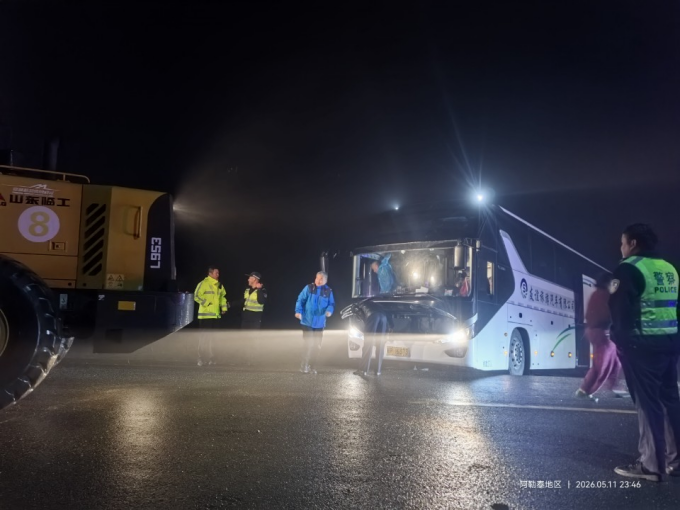 深夜泥泞中的守护—布尔津喀纳斯机场紧急救援被困旅客大巴车