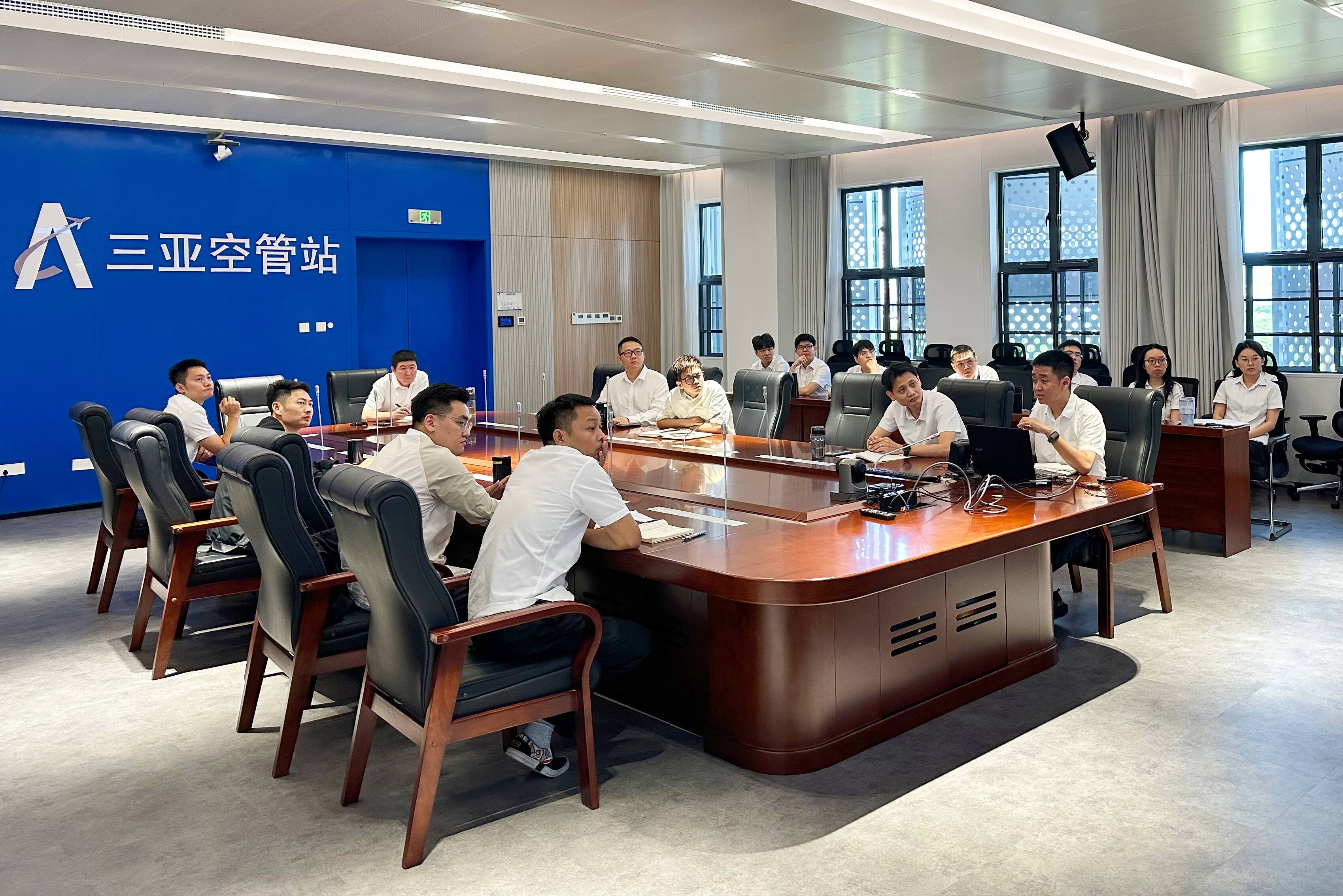 三亚空管站进近管制室部署雷雨季保障，同步启动资质排查自查工作