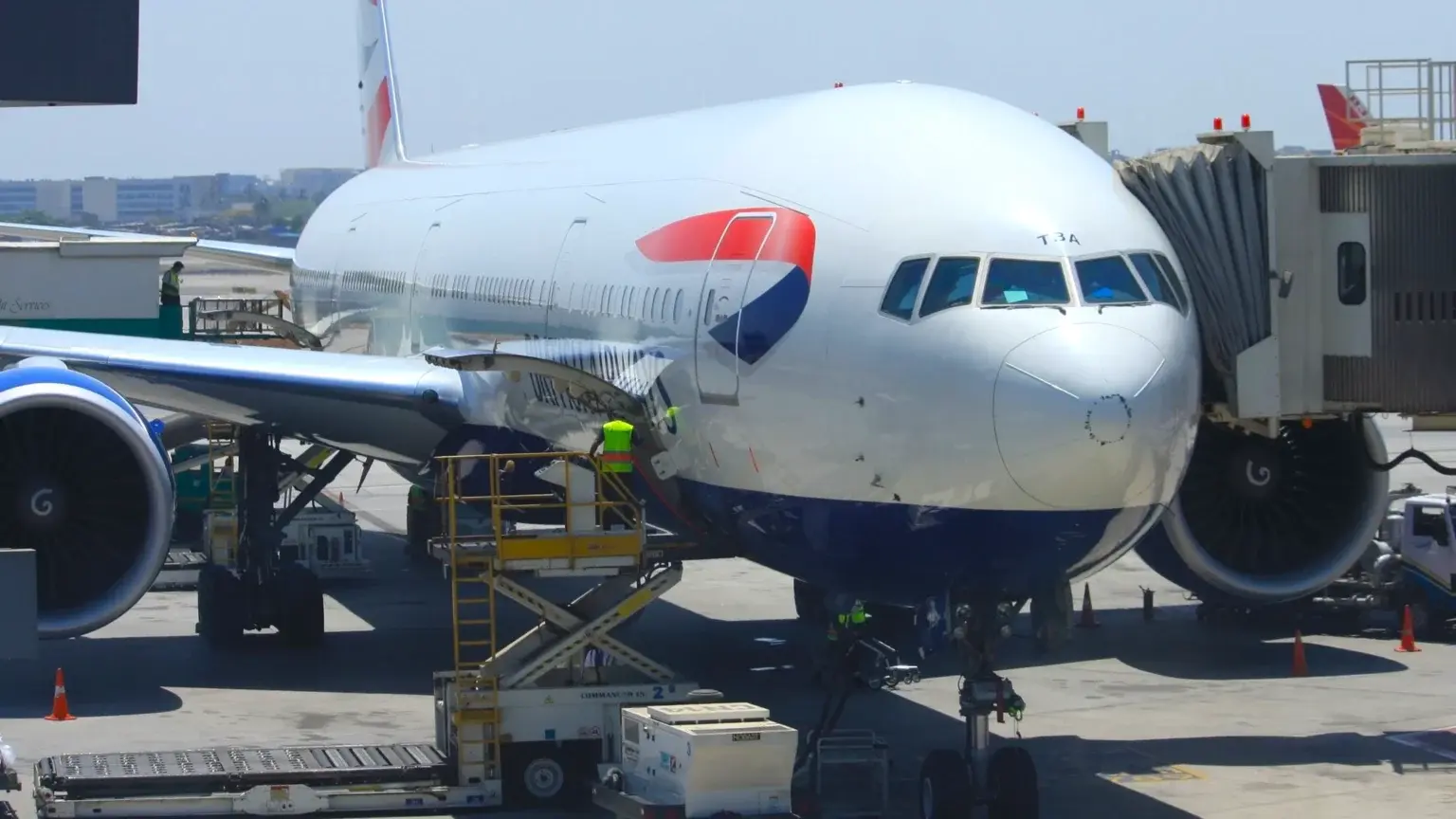 新人空乘误操作放出紧急滑梯 英国航空客机延误超6小时