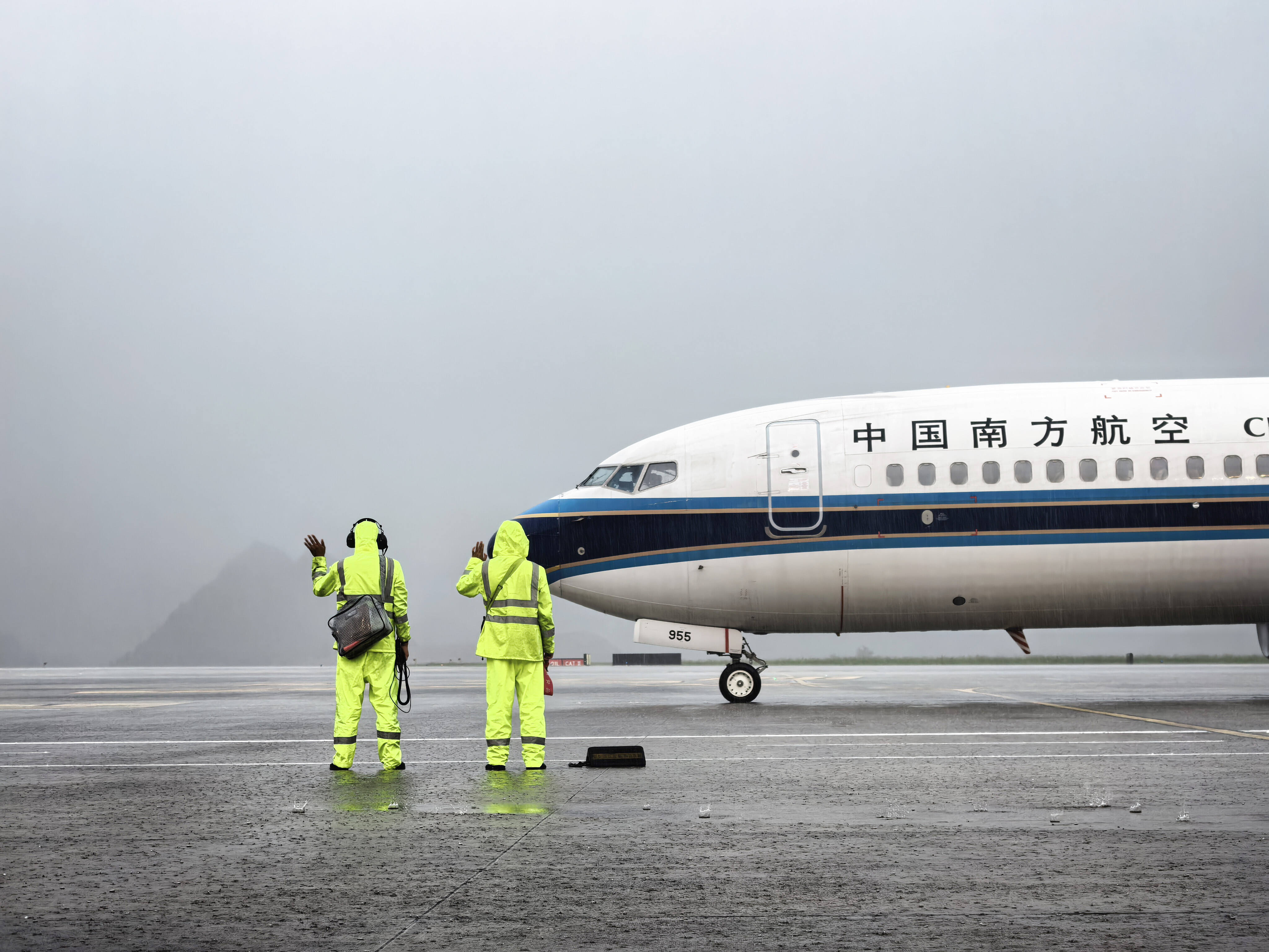 迎战雷雨考验 南航贵州护航旅客起落安妥