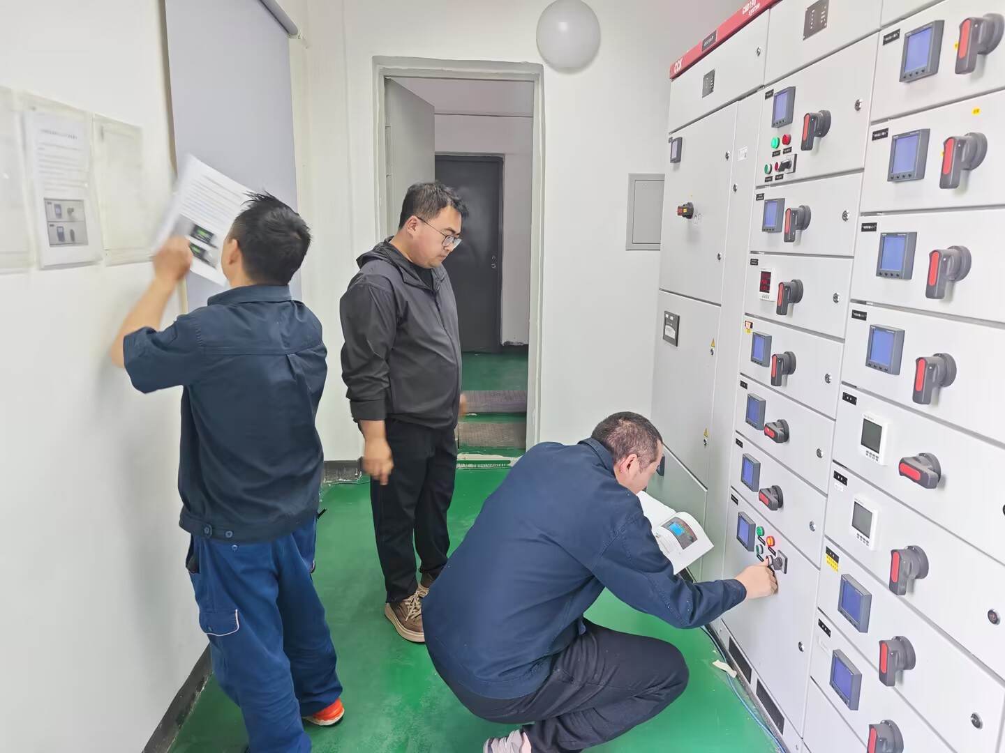 筑牢安全防线 护航五一平安——西南空管局技保中心通信监视室开展节前安全警示教育