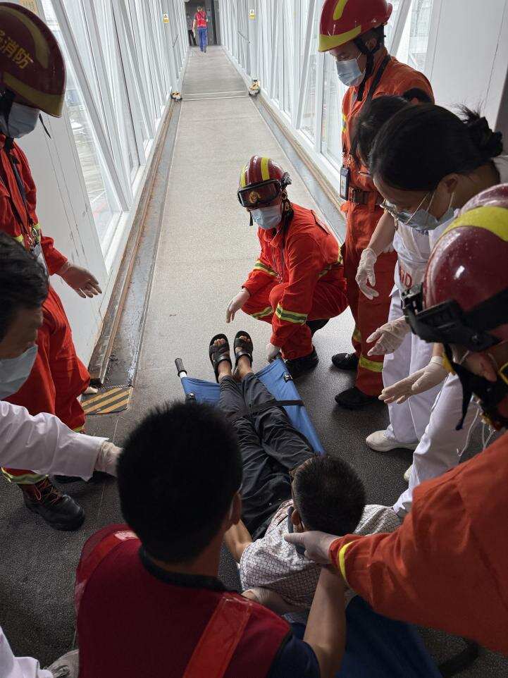 新海航北部湾航空GX8823航班紧急背景桂林 空地联动抢救危重旅客