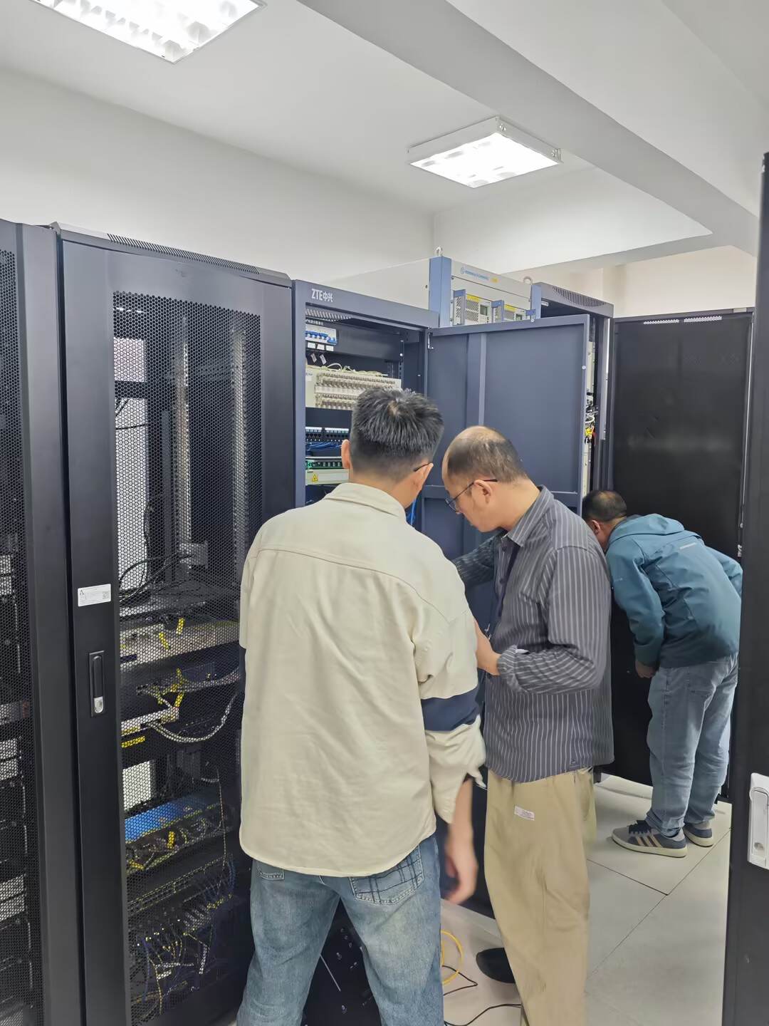 西南空管局网络中心数据网络部完成双流二场监VHF业务割接工作