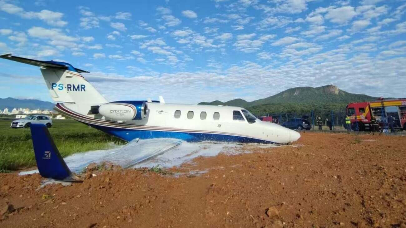 巴西一架小飞机冲出跑道