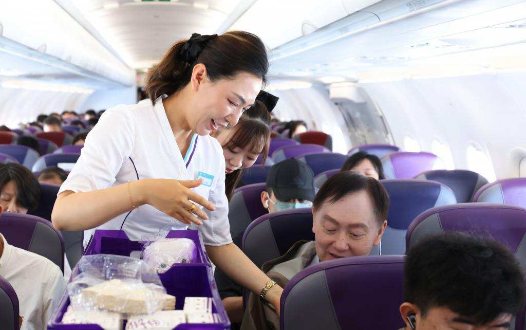 香港快运航空联名长洲老字号郭锦记于万米高空派发平安包,向访港旅客宣传非遗文化及传递祝福