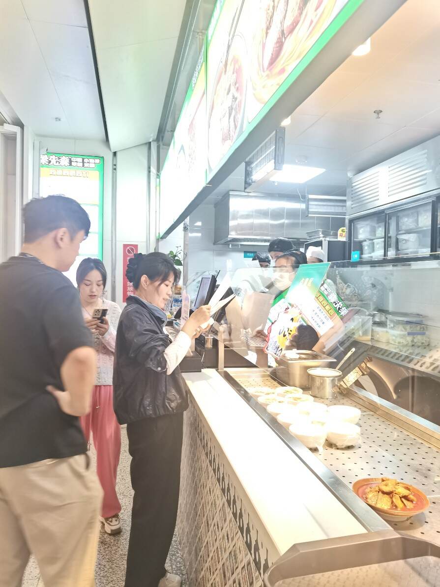 节前严监筑防线 优质服务暖出行——新疆机场集团开展乌鲁木齐天山国际机场航站楼商业服务专项监察