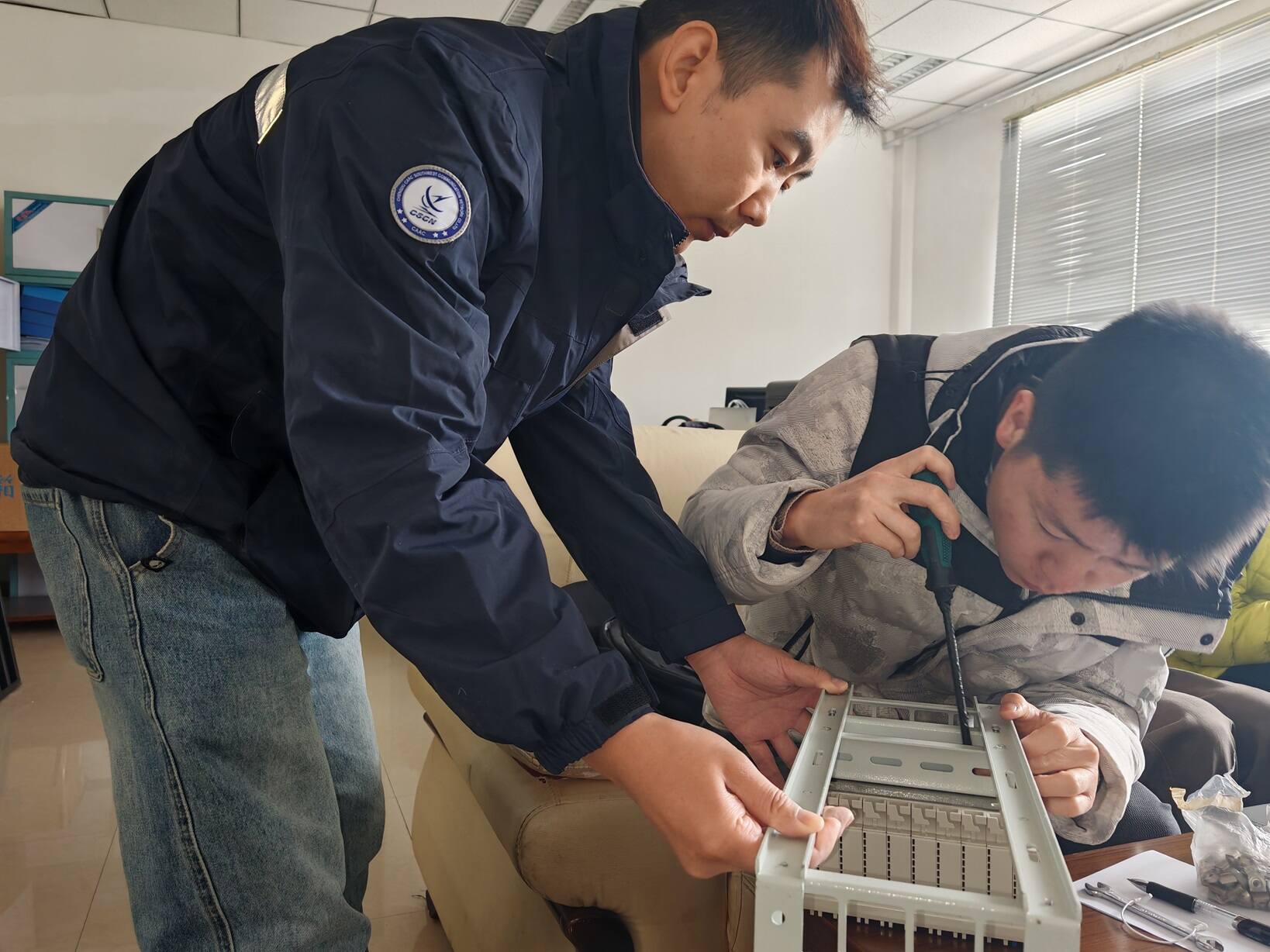 西南空管局网络中心完成康定遥控台甚高频业务传输优化与应急卫星电路倒换测试工作