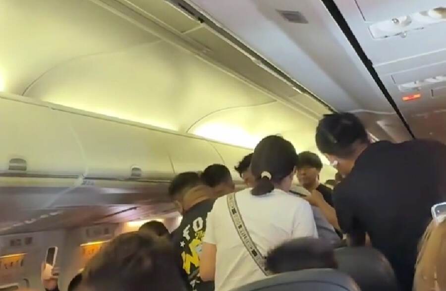 飞行途中乘客欲打开应急舱门 落地后被警方带走