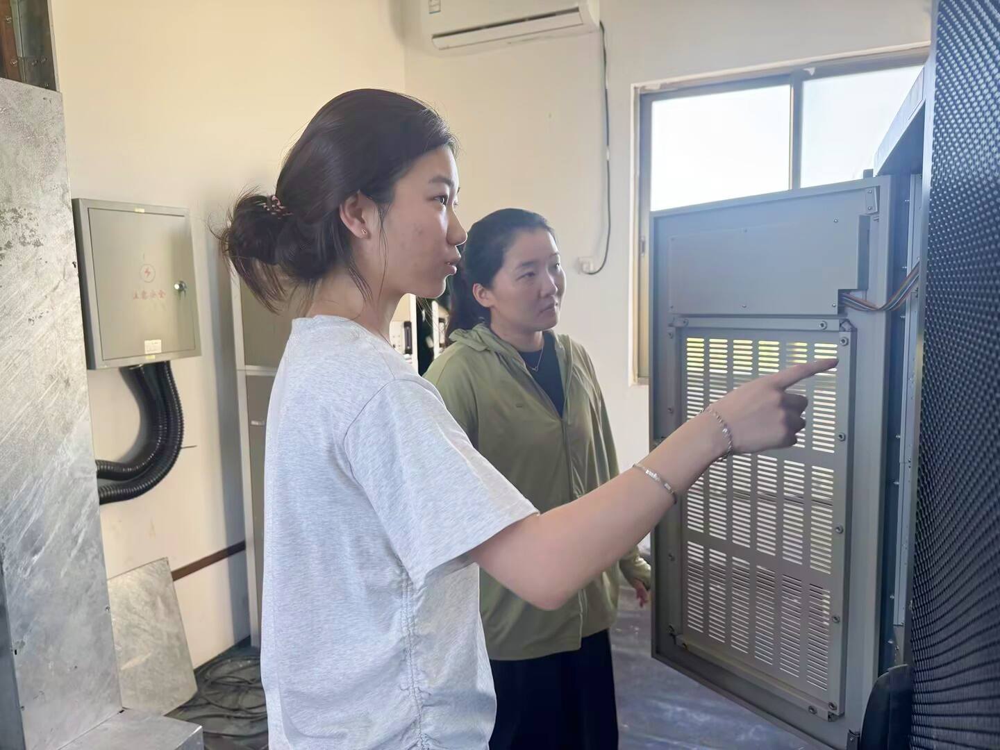 三亚空管站技术骨干赴东方大田机场开展通导帮扶工作