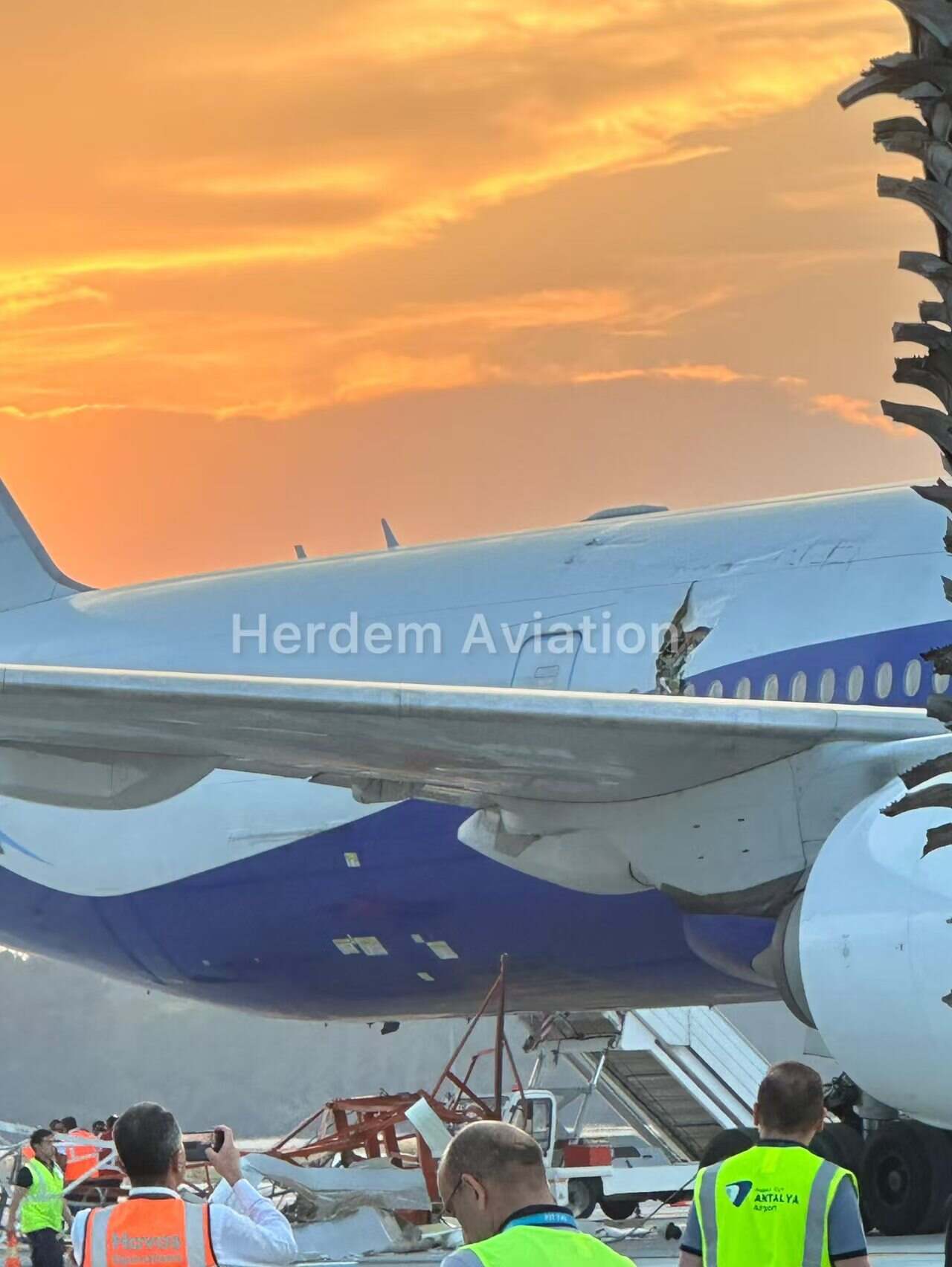 土耳其航空一客机撞上照明杆 损坏严重