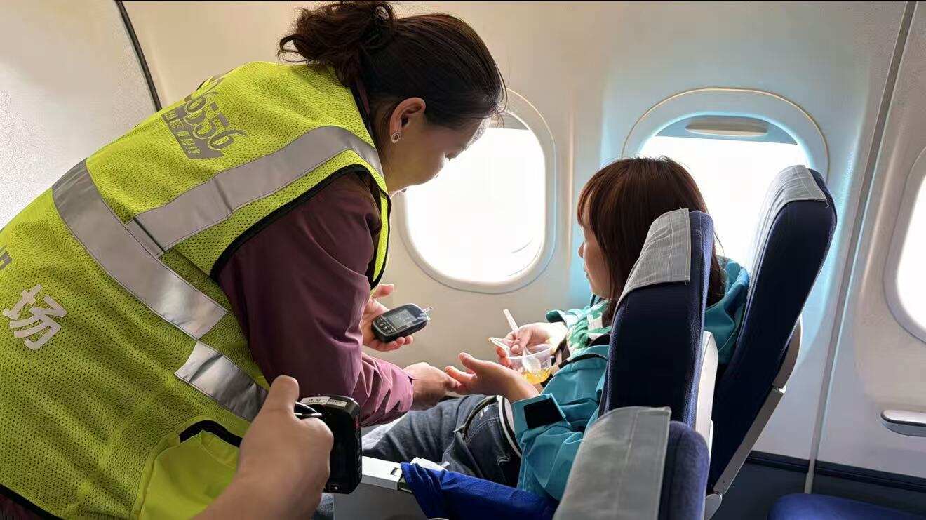 旅客机上突发不适 昭苏天马机场空地联动高效救援
