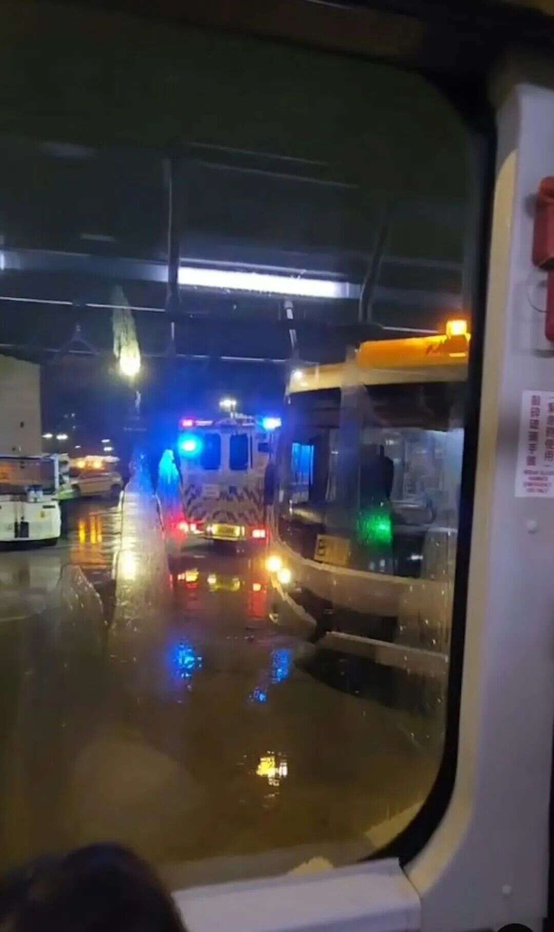 香港机场两接驳巴士相撞致4人受伤