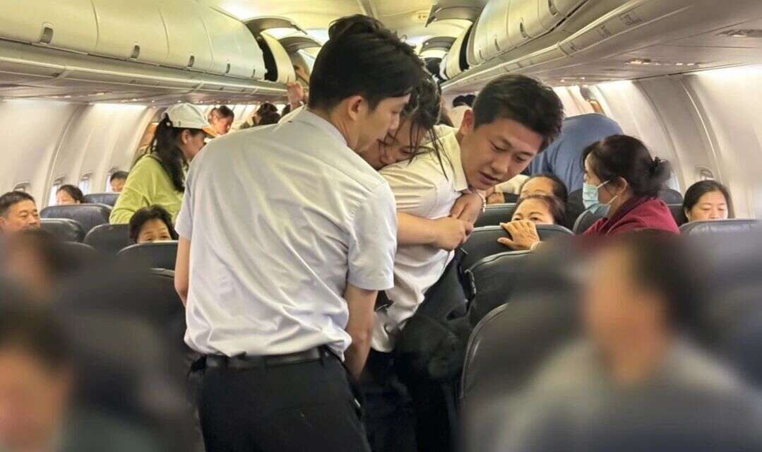 一天2起紧急施救!苏南瑞丽航空全力救助突发疾病旅客