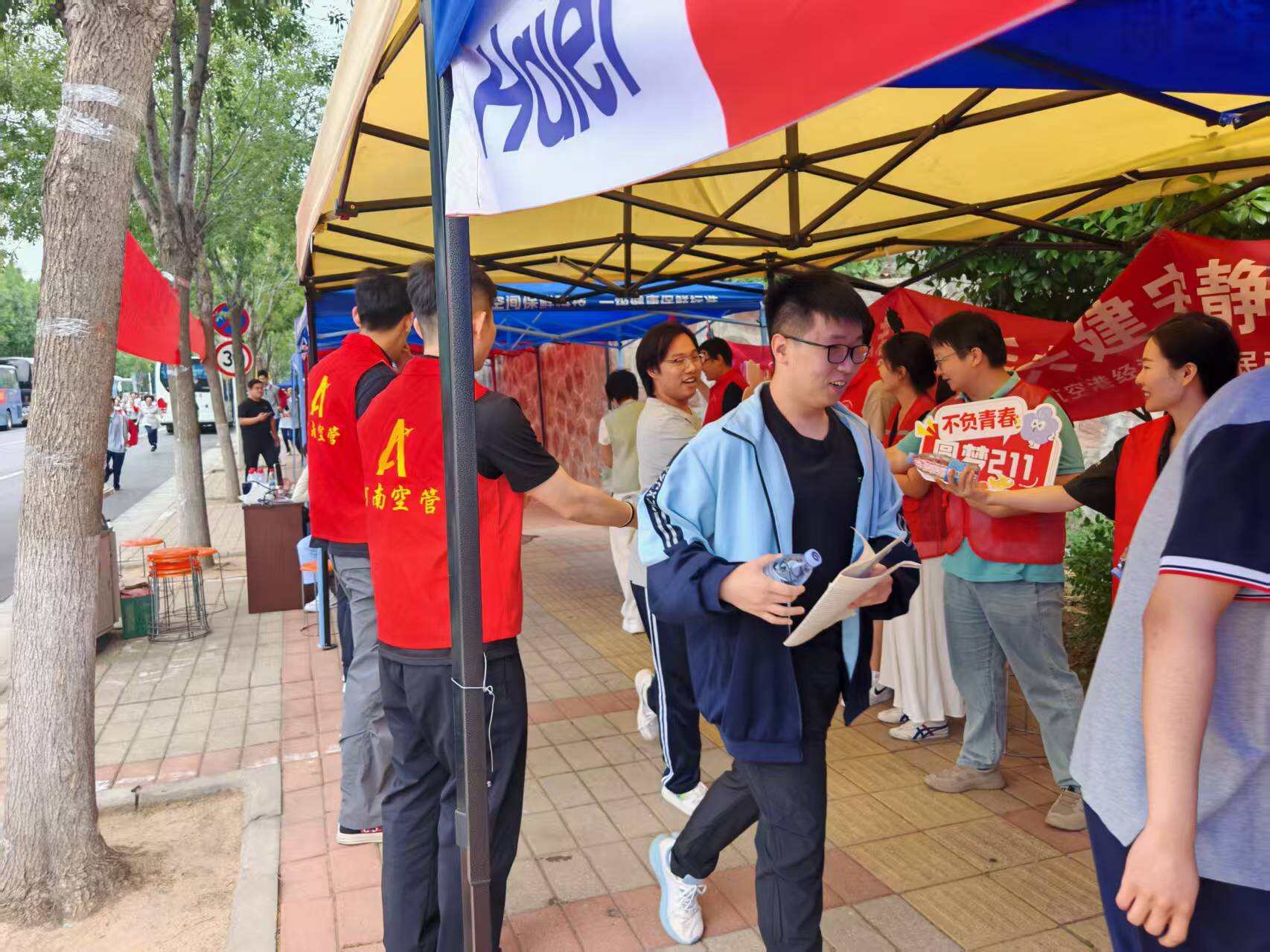 河南空管分局联合郑州机场公司开展高考志愿服务活动