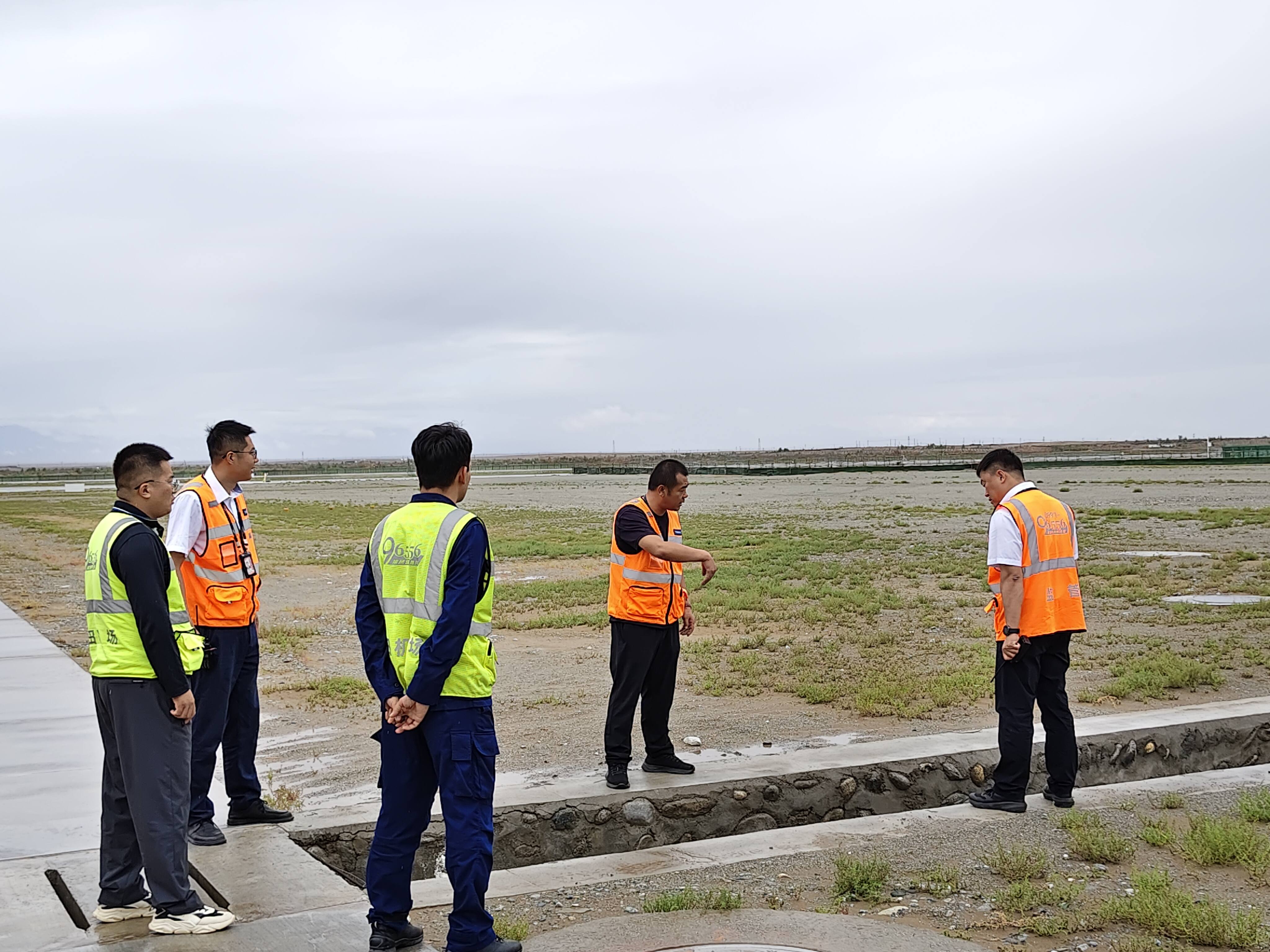 雨后巡查排隐患 安全护航守空港——新疆机场集团于田万方机场扎实开展安全生产月专项道面排查
