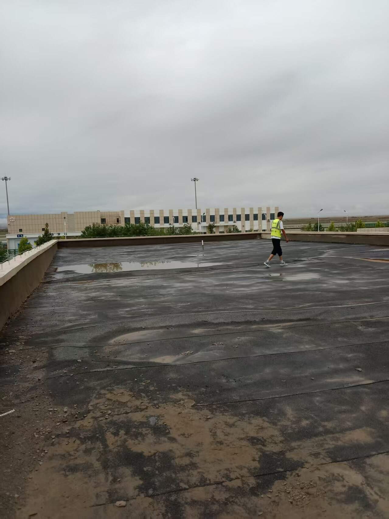新疆机场集团于田万方机场雨后屋顶专项排查 从“顶”开始守牢安全关