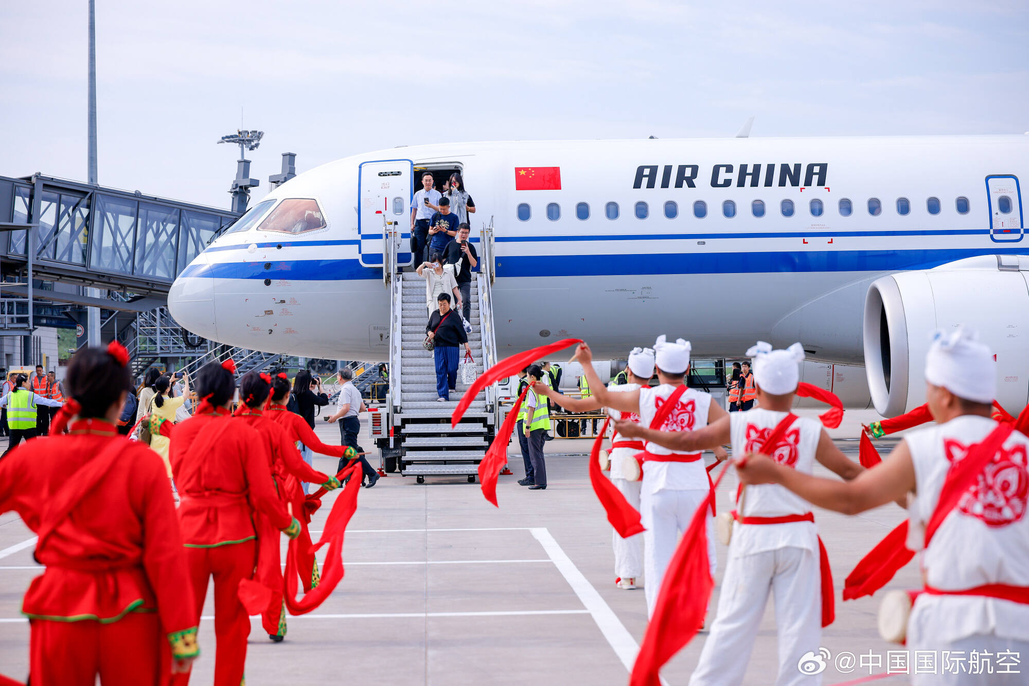 国航C919首次飞抵延安