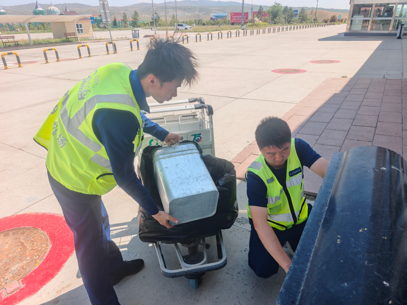 布尔津喀纳斯机场航空安全保卫部开展环境卫生清理行动 助力打造整洁舒适出行环境