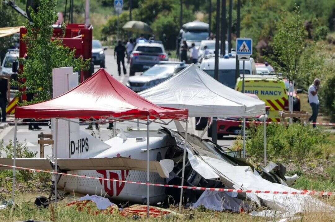 法国一跳伞训练机坠机致11死